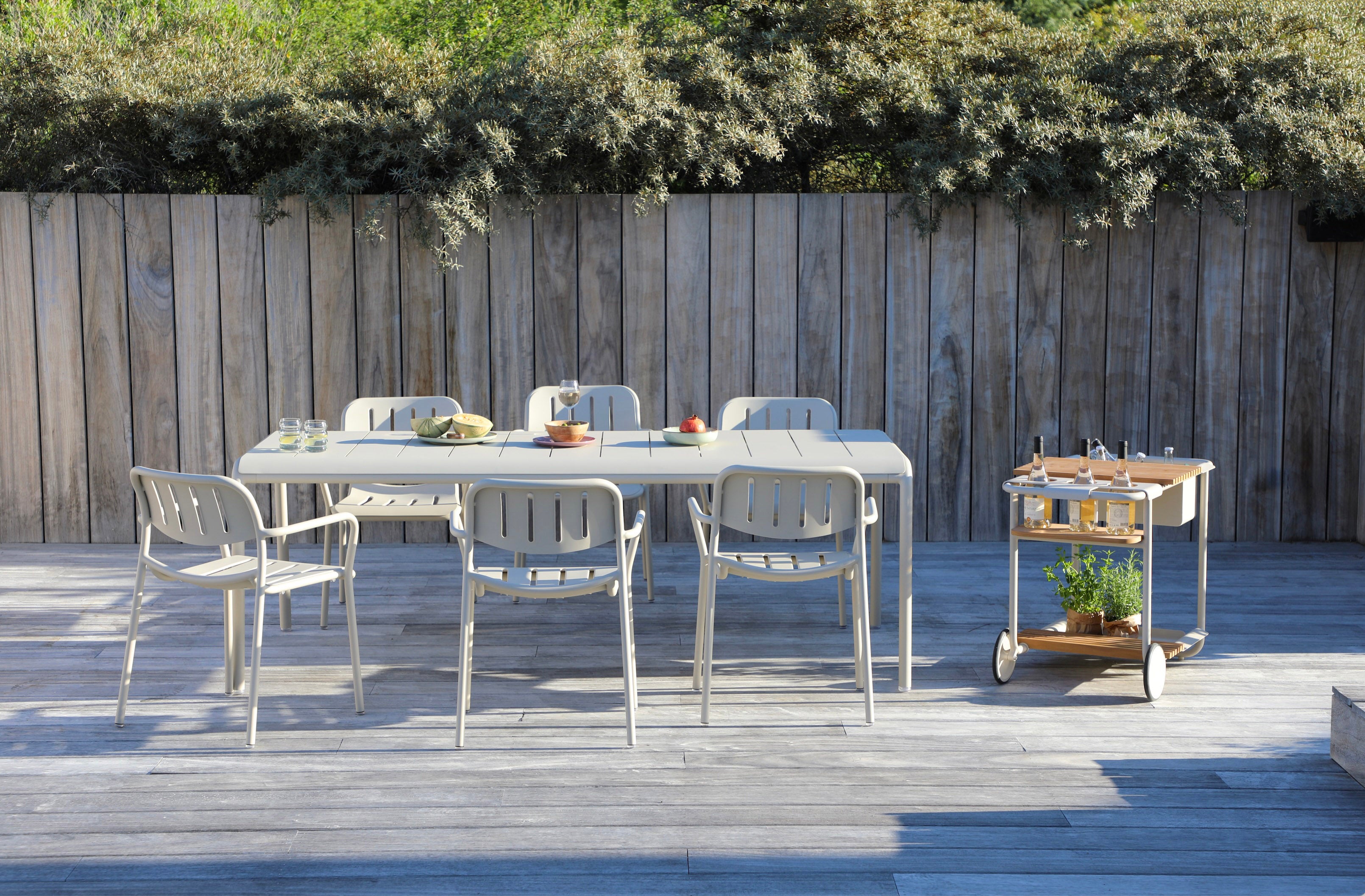 Desserte en aluminium beige de la collection modulable Sunny, design belge élégant, matériaux nobles et durables, style.