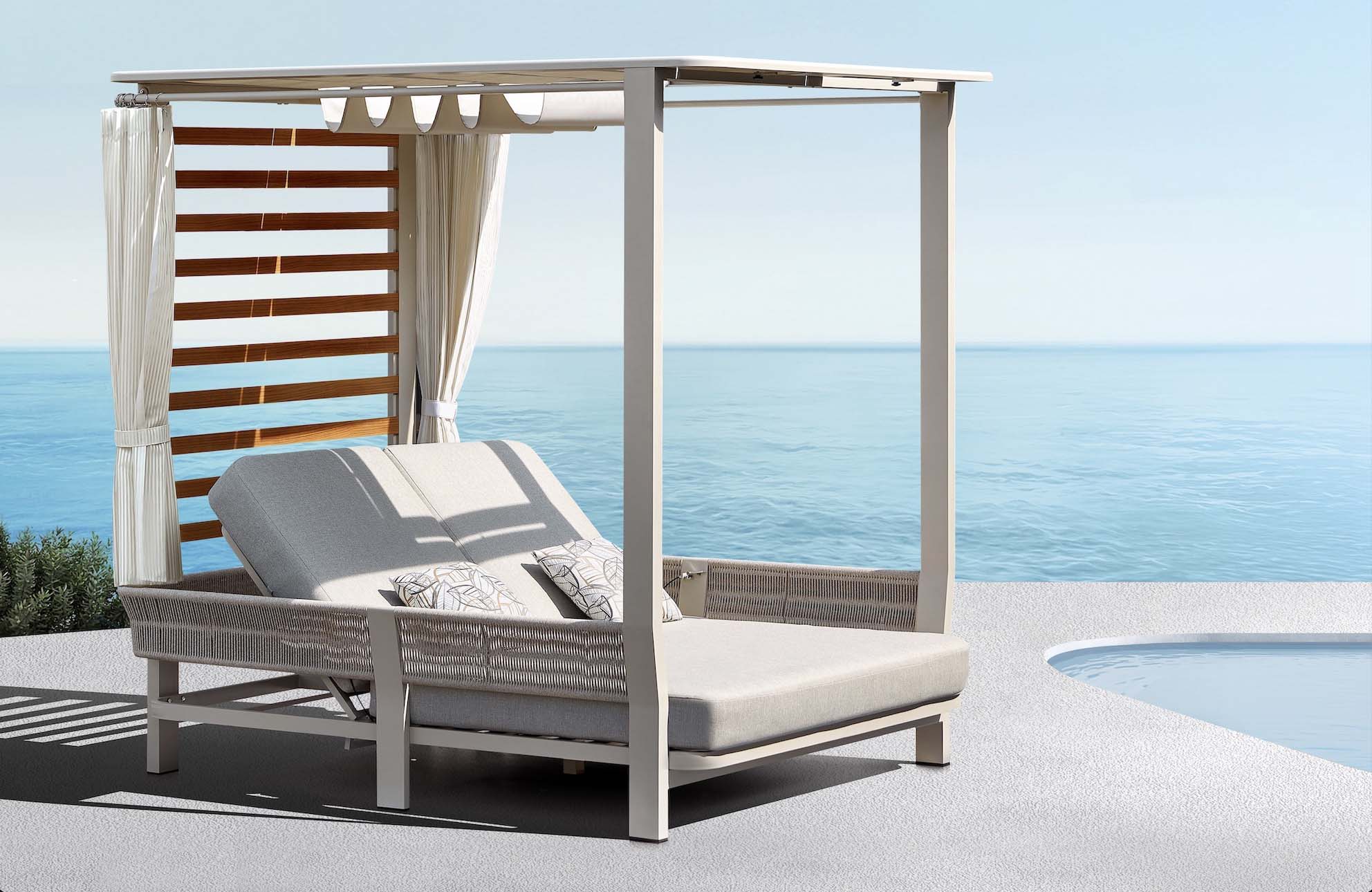 Lit de piscine double moderne en aluminium avec structure en teck FSC et cordes tressées, équipé de coussins déhoussables et déperlants.