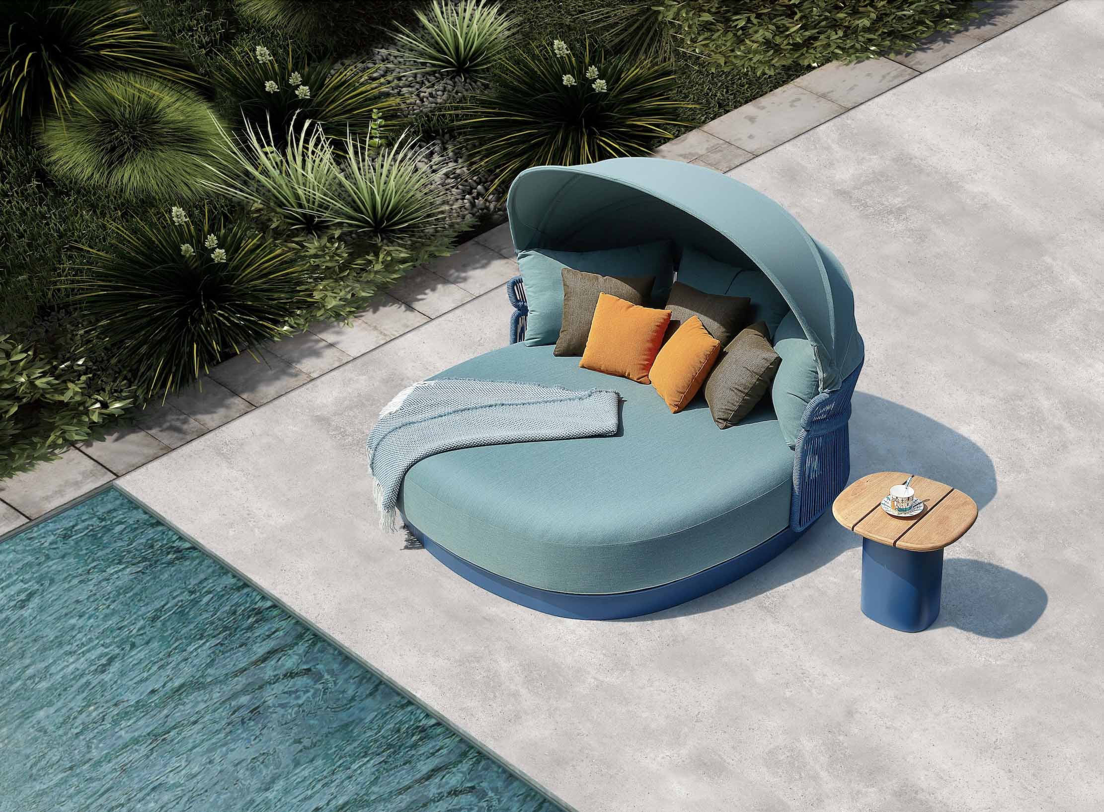 Lit de piscine double en aluminium bleu provençal avec auvent arrondi, coussins décoratifs orange et beige, corde tressée.
