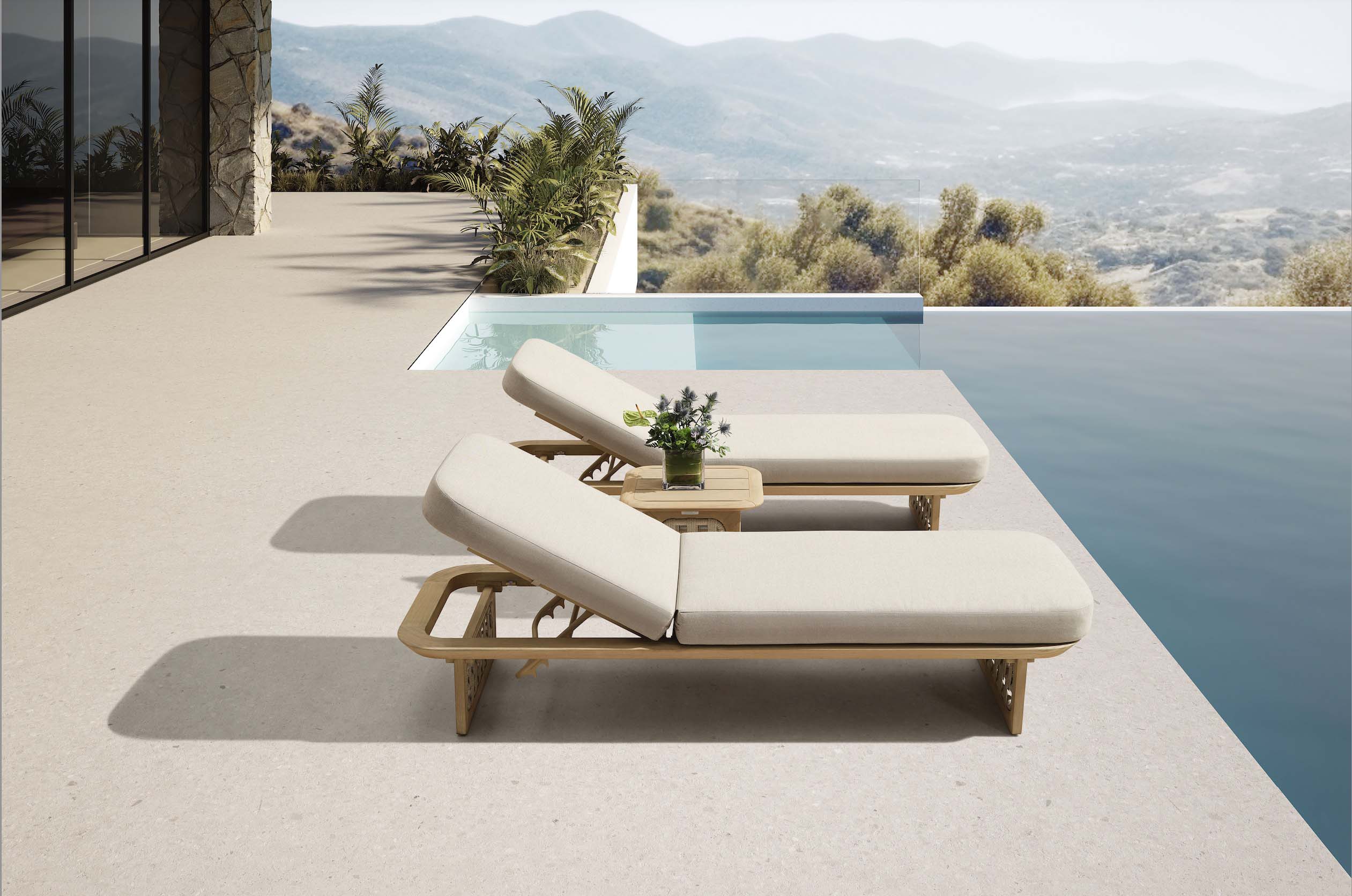 Duo bain de soleil luxe en teck FSC avec coussins déhoussables en fibre acrylique déperlant, design méditerranéen élégant.