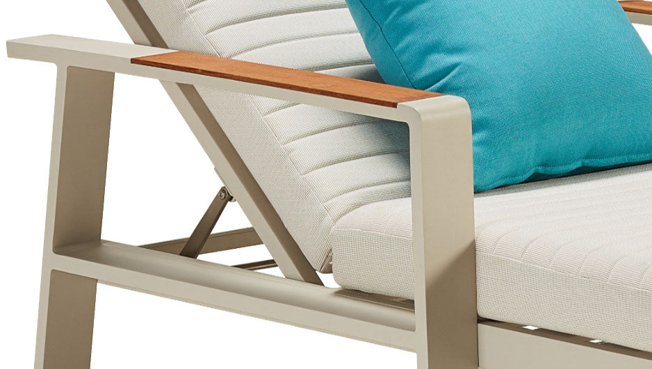 Duo de bains de soleil en aluminium haut de gamme beige avec accoudoirs en teck FSC, coussins matelassés en tissu oléfine.