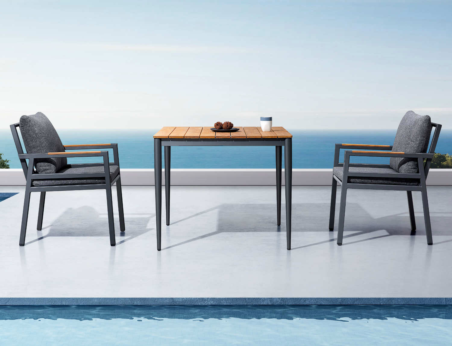 Ensemble repas 4 places avec structure aluminium inoxydable et plateau en Teck FSC, chaises rembourrées aux coussins.