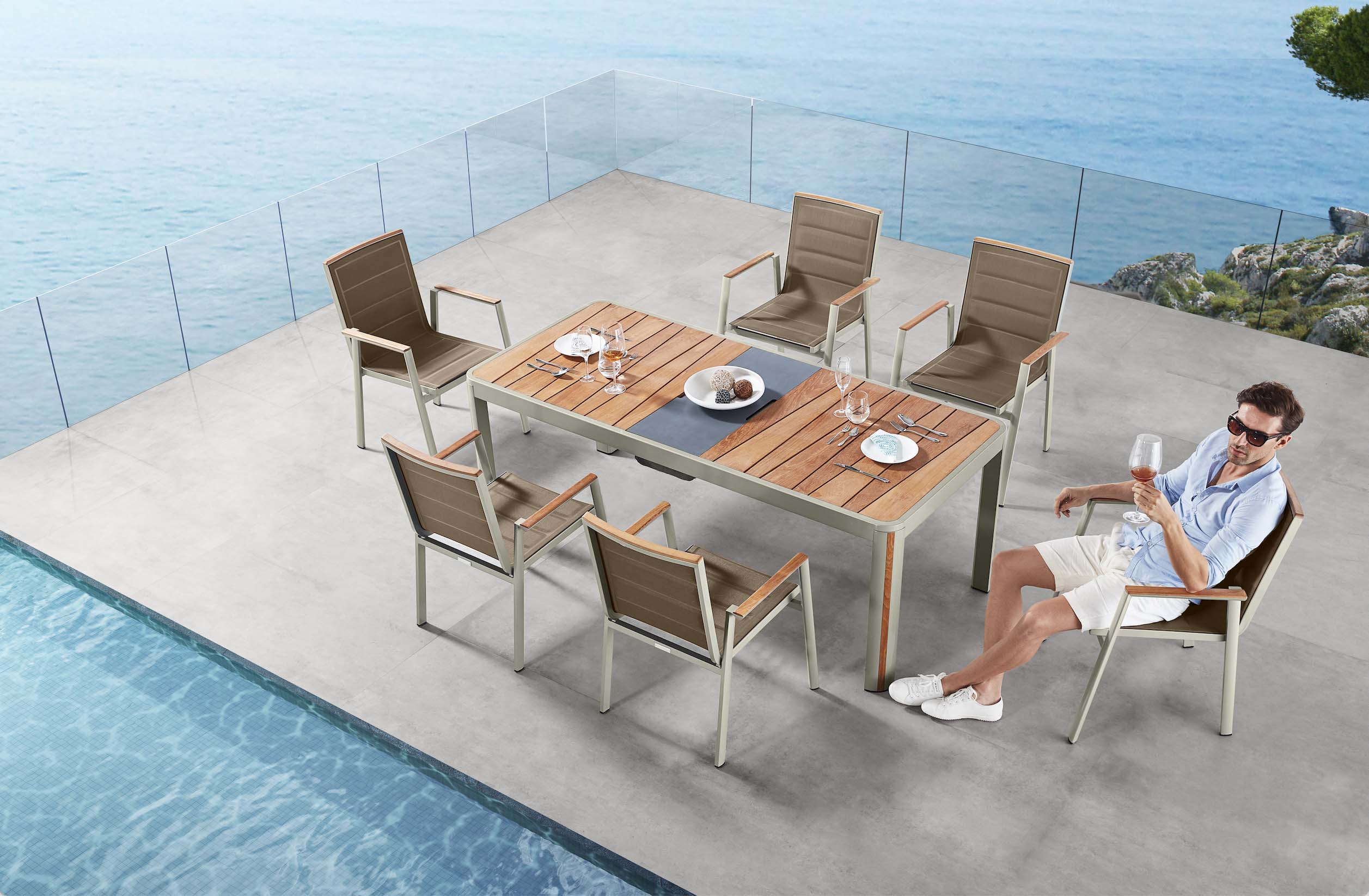 Ensemble repas extérieur GENEVA avec table en teck FSC et structure aluminium inoxydable, six chaises empilables.