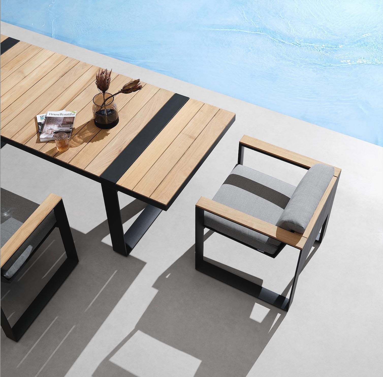 Ensemble repas de jardin contemporain en aluminium noir et Teck SFC durable, table rectangulaire avec lattes de teck et.