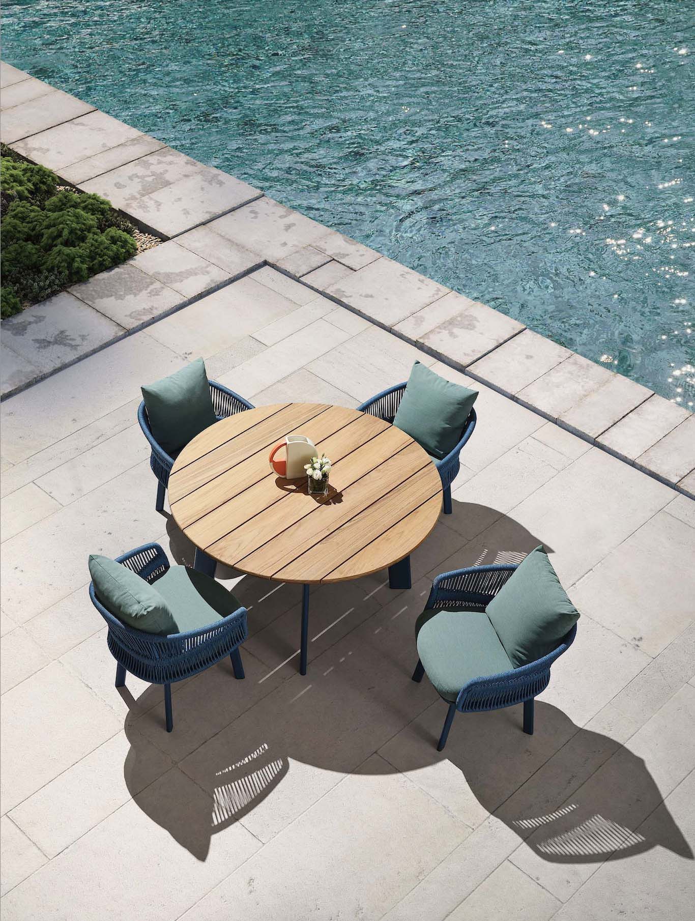 Ensemble repas haut de gamme 4 places en aluminium bleu et corde tressée, table ronde en Teck FSC, design luxueux italien.