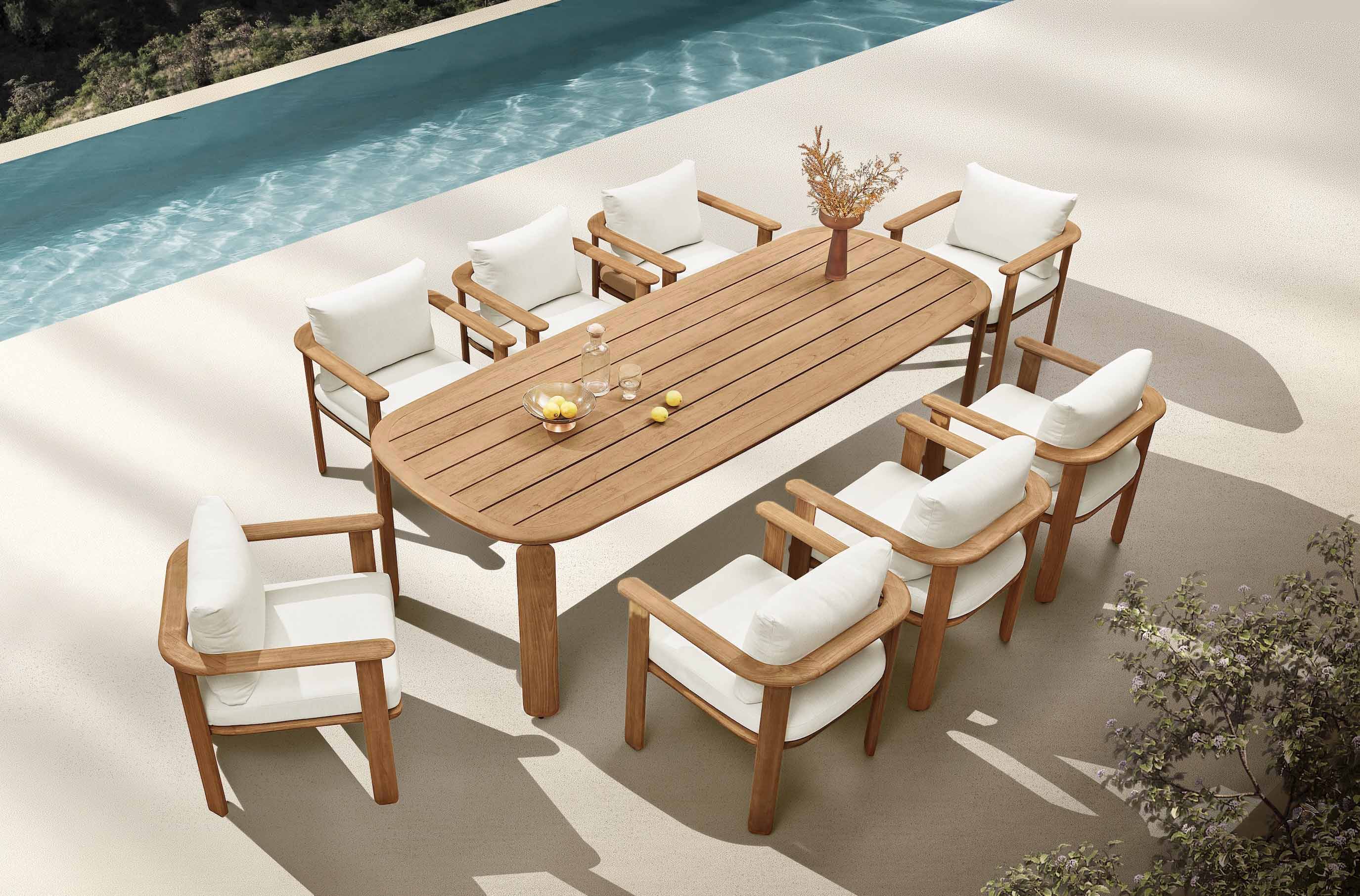 Ensemble de repas extérieur en teck FSC massif, design italien, table ovale luxueuse avec 8 fauteuils en tissu acrylique.