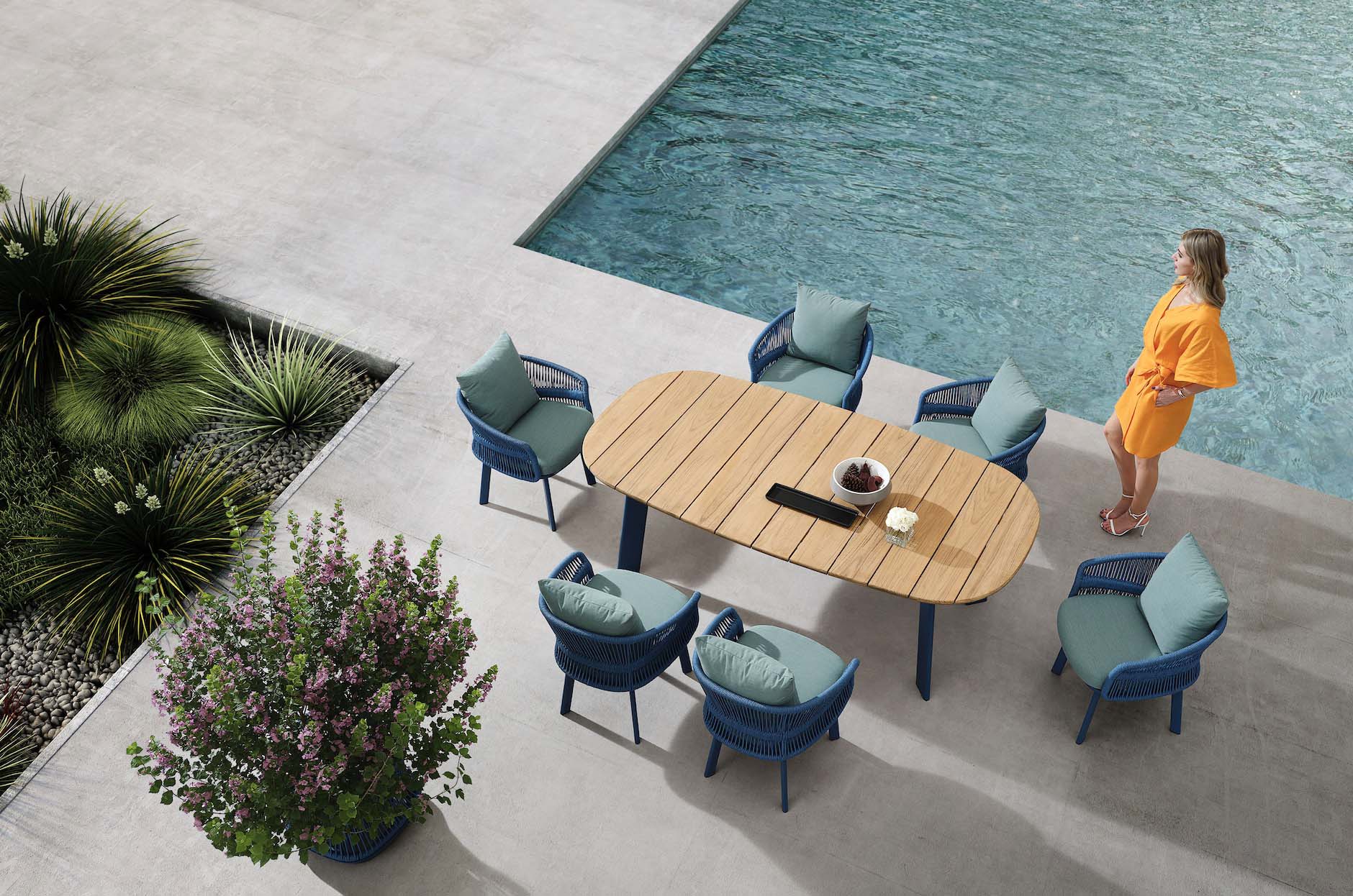 Ensemble repas de jardin luxueux 6 places avec table ovale en teck FSC et chaises en aluminium bleu vif à corde tressée.