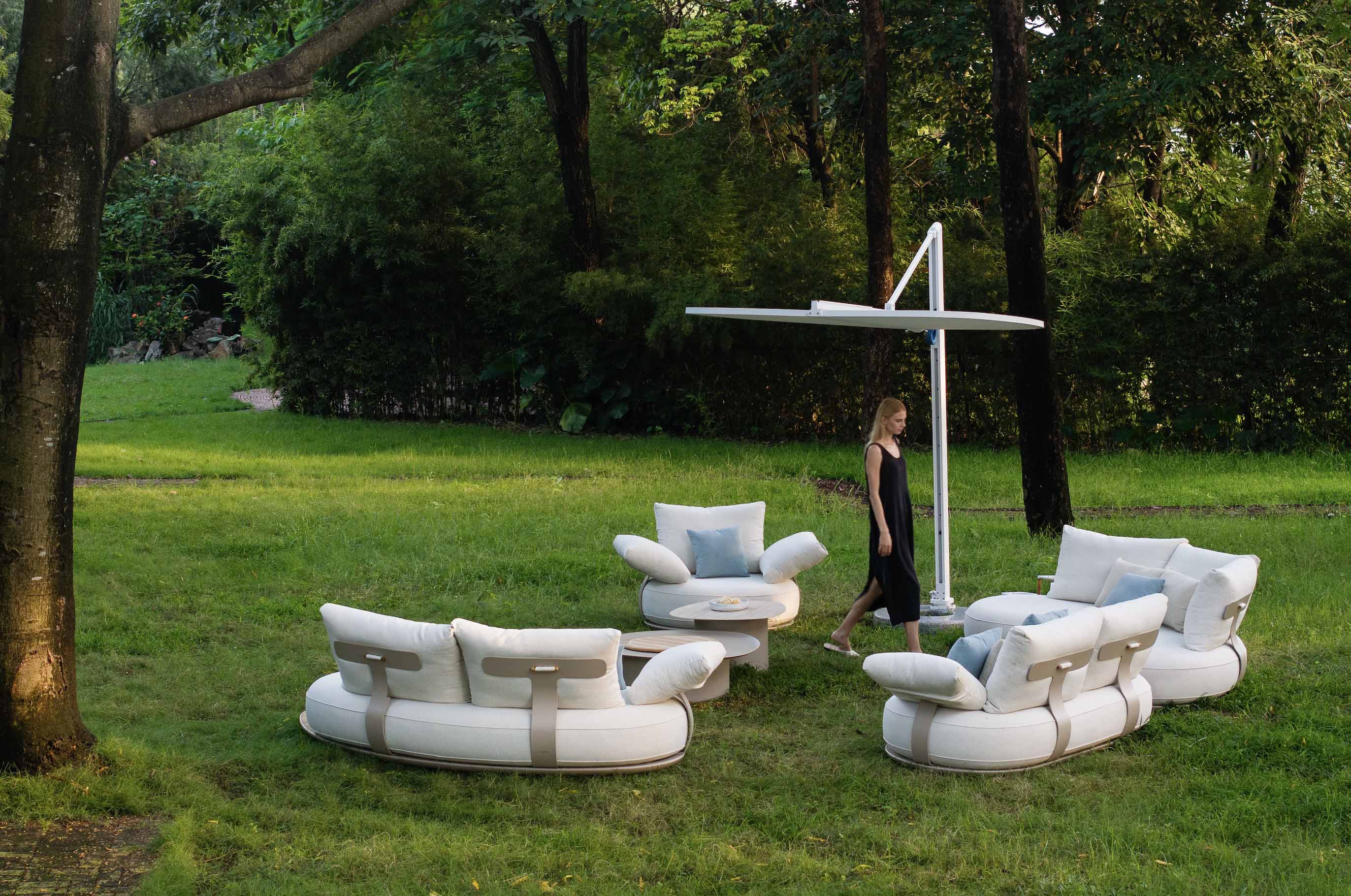 Vue d'ensemble salon de jardin luxe ELYO avec structure en aluminium beige et coussin beige