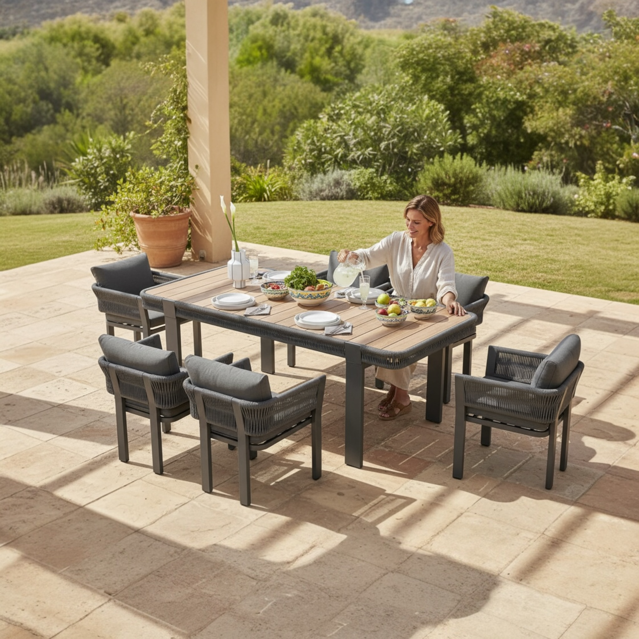 Ensemble repas extérieur moderne avec table en aluminium et plateau en teck FSC, six fauteuils à corde tressée noire.