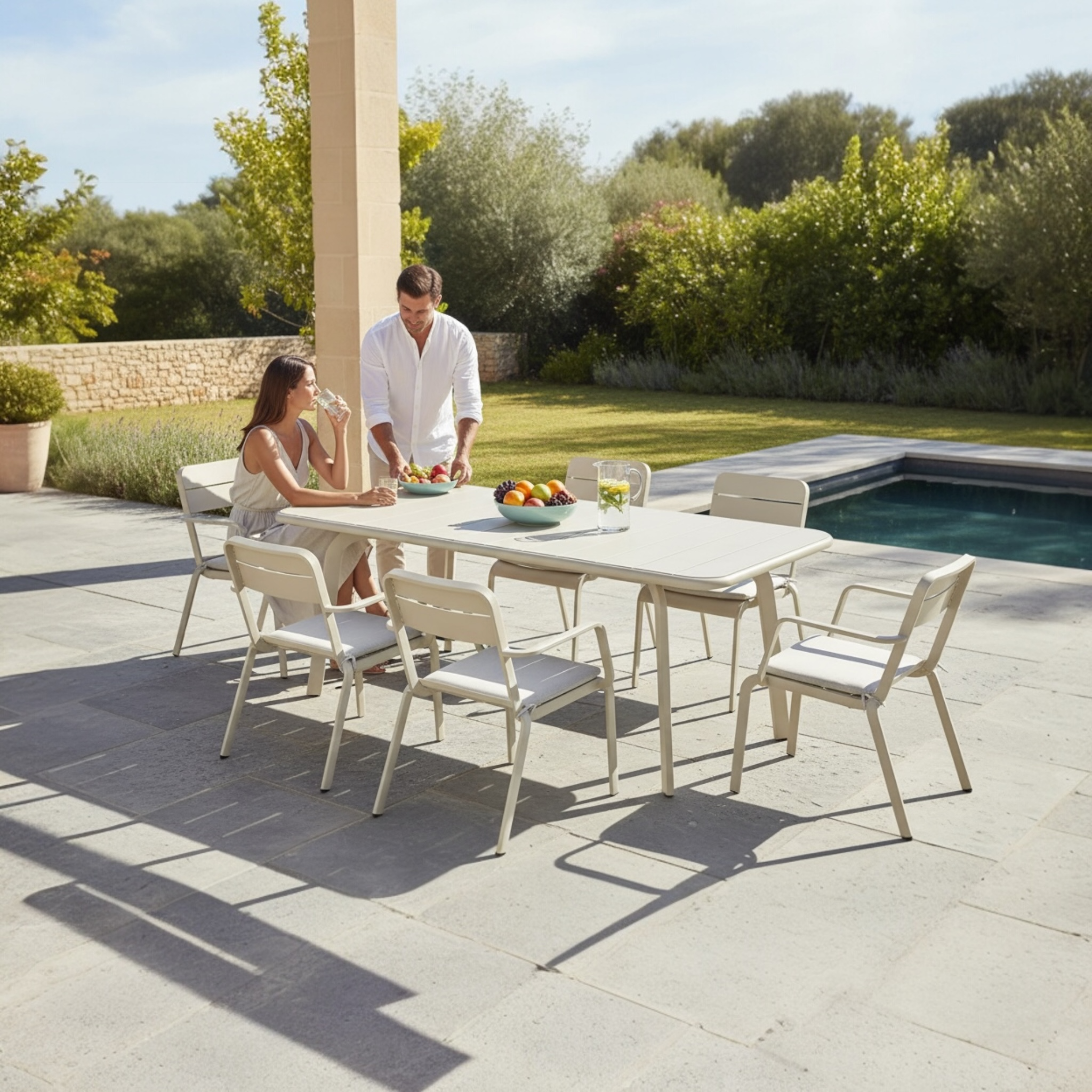 Ensemble repas extérieur aluminium haut de gamme beige avec peinture epoxy, six chaises empilables avec coussins et table.
