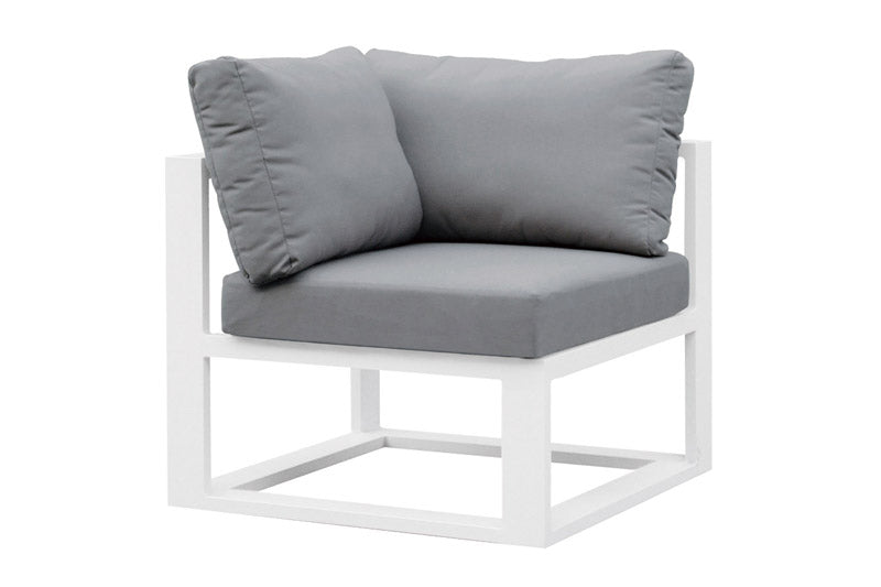 Fauteuil modulable d’angle en aluminium blanc mat avec coussins gris épais, design haut de gamme pour jardin extérieur luxe.