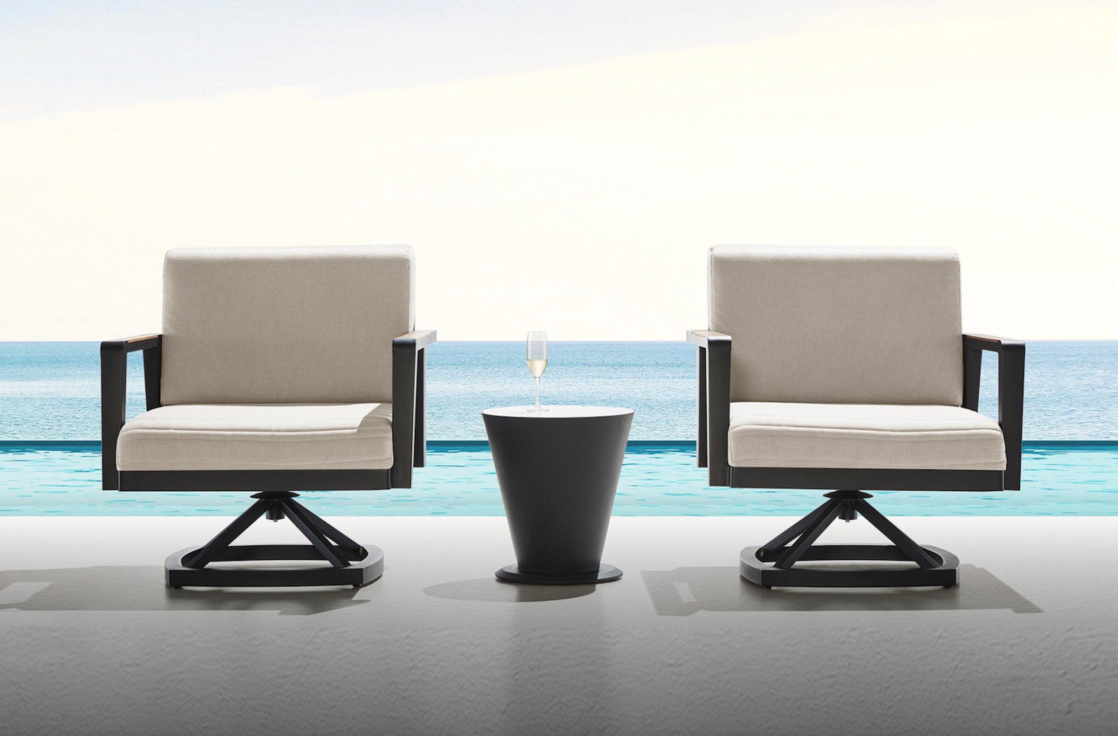 Fauteuils pivotants en aluminium haut de gamme et teck FSC avec coussins en tissu oléfine beige, housse déperlante et dehoussable