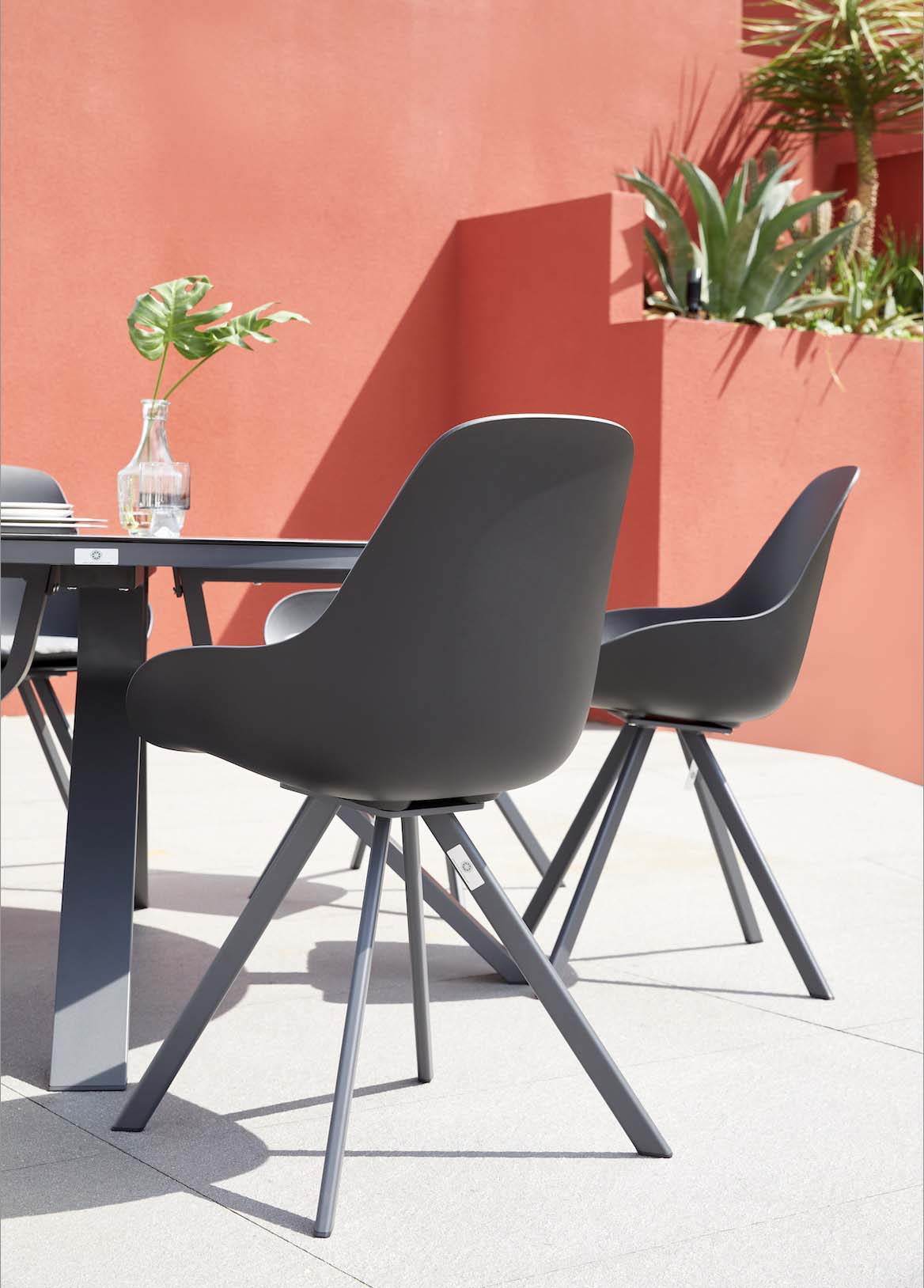 Chaises empilables en aluminium haut de gamme noir mat avec finition peinture époxy, design contemporain aux lignes épurées.