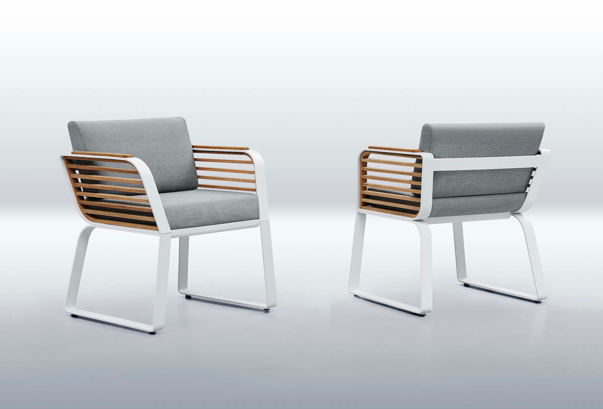 Fauteuils de jardin luxueux en aluminium blanc et Teck FSC avec coussins gris, design Pininfarina, lignes aériennes.