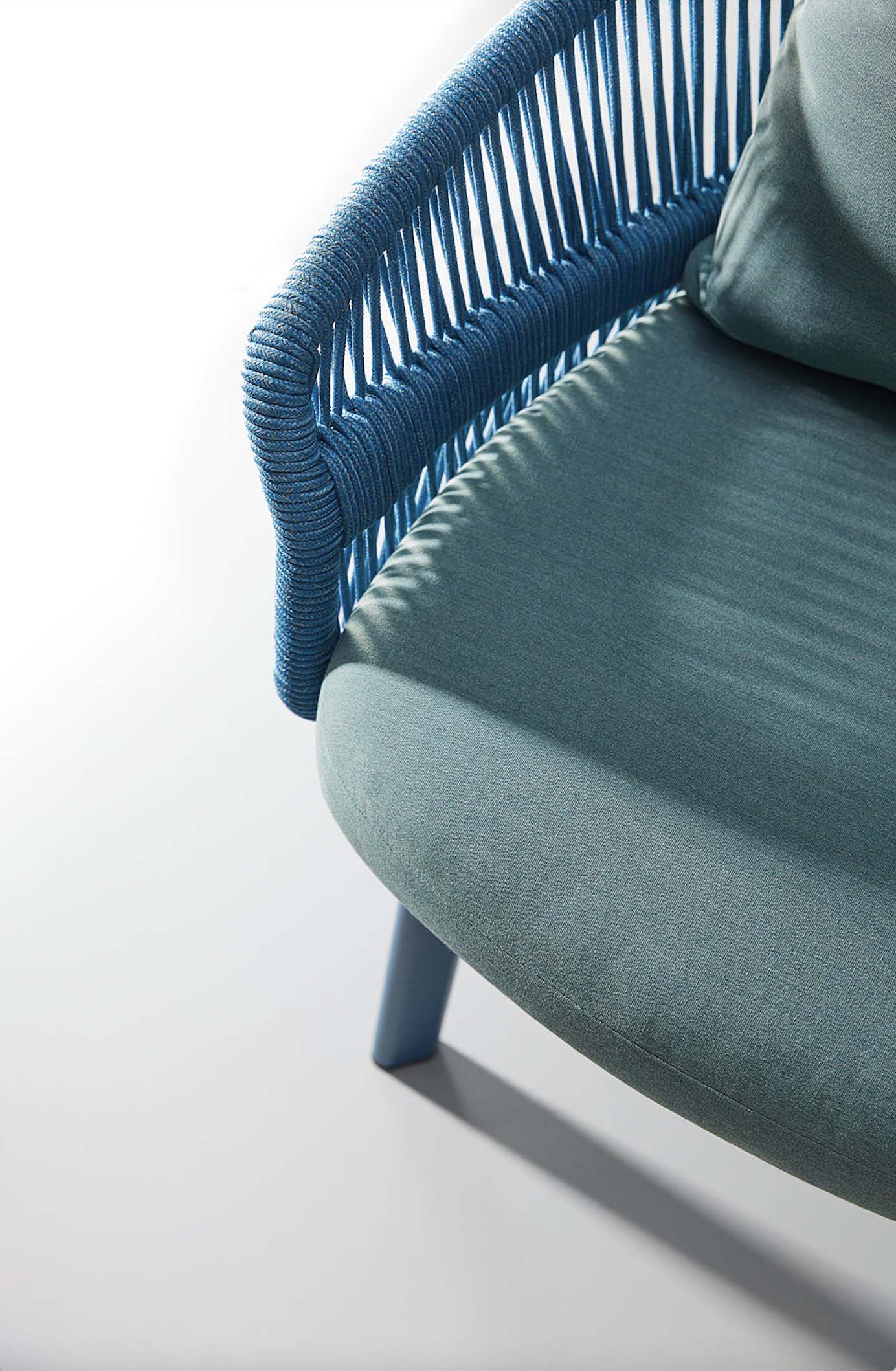 Assise bleu vivant avec coussin et accoudoir en corde tressée bleu, structure aluminium noir mat, design italien luxueux.