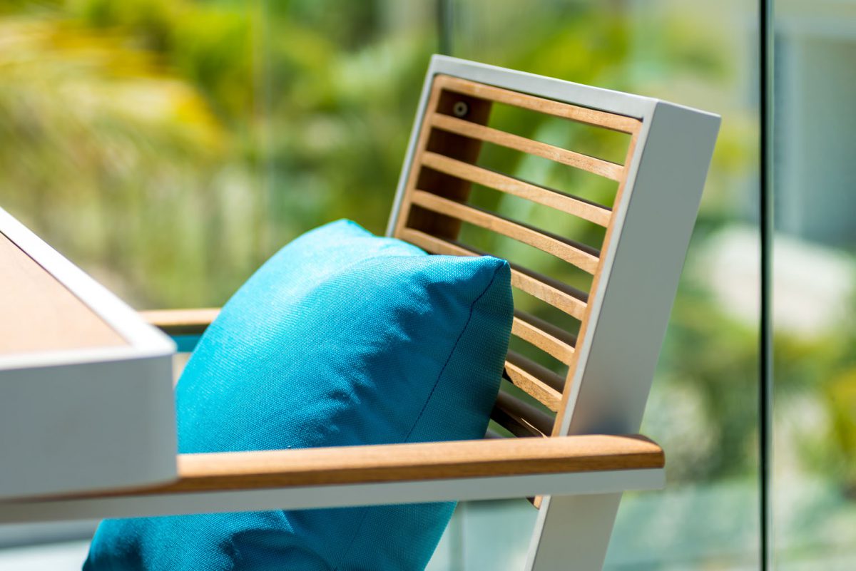 Chaise extérieure avec structure en aluminium inoxydable blanc, dossier et accoudoirs modulables en teck FSC, coussin.