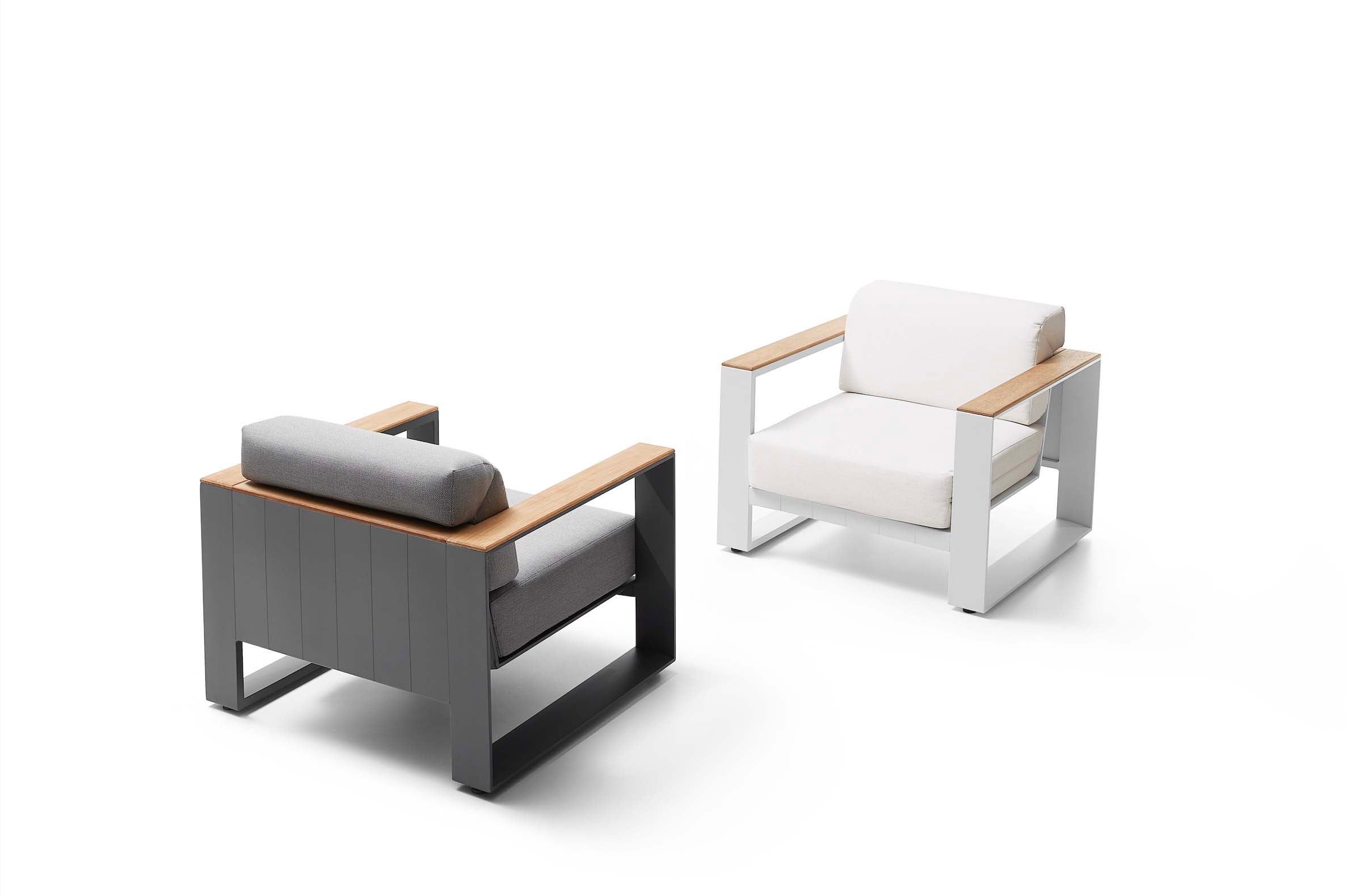 Fauteuils de jardin SOFY en aluminium blanc et anthracite avec accoudoirs en Teck SFC, coussins déhoussables en tissu.