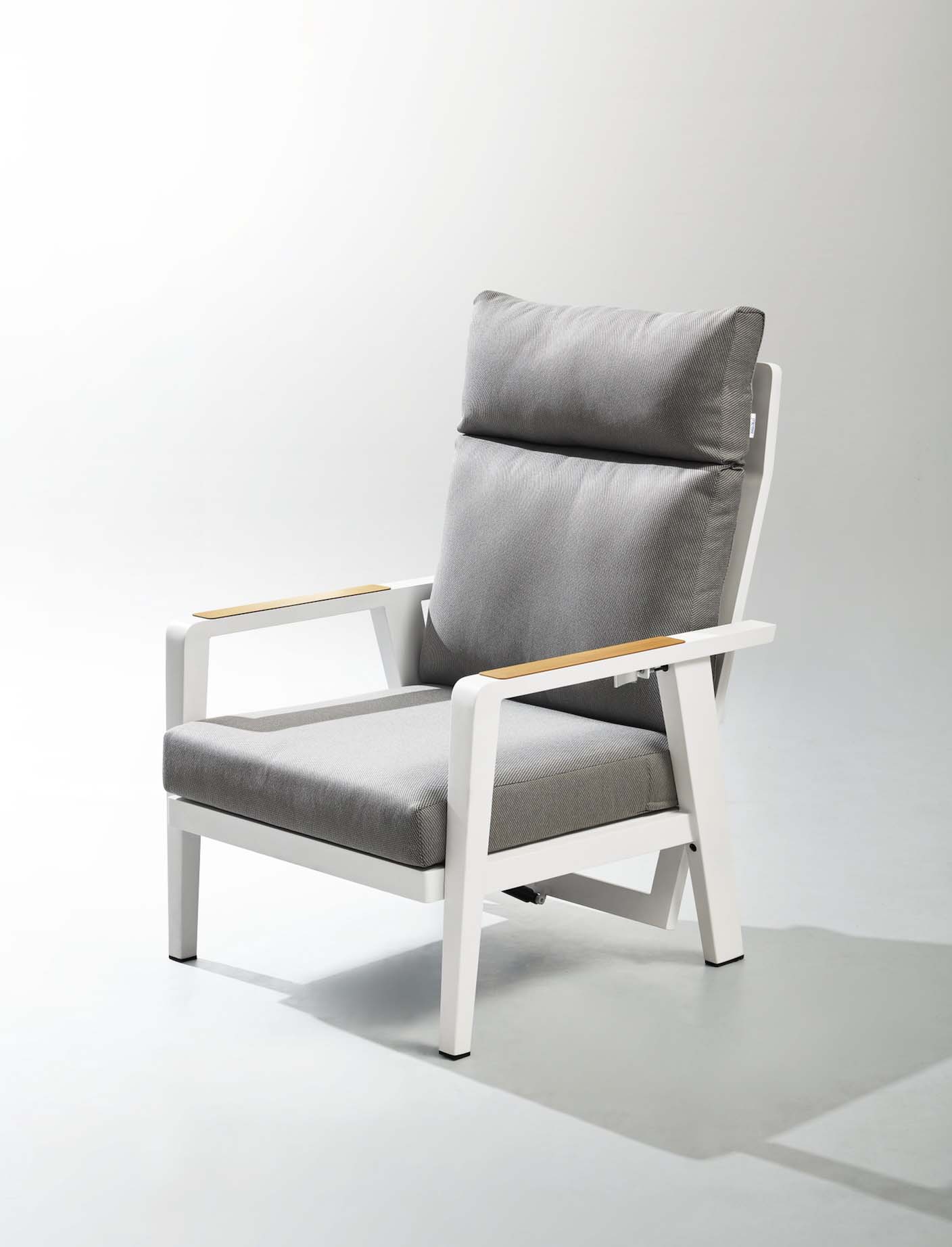 Fauteuil de salon de jardin en structure aluminium inoxydable blanc, dossier inclinable avec coussins épais en tissu Oléfine.