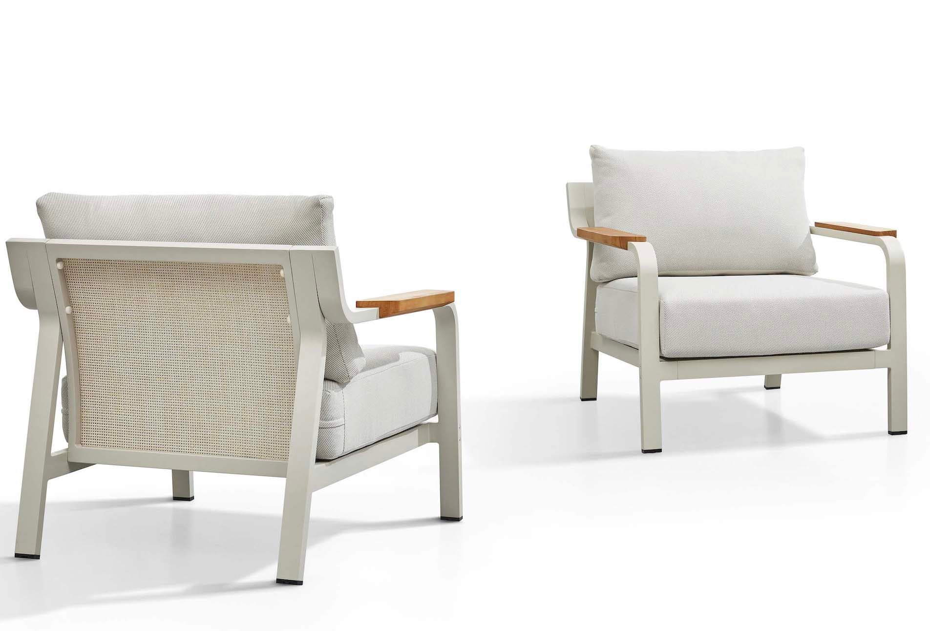 Salon de jardin 2 fauteuils en aluminium haut de gamme avec accoudoirs en teck FSC, coussins beige textilène, design élégant.