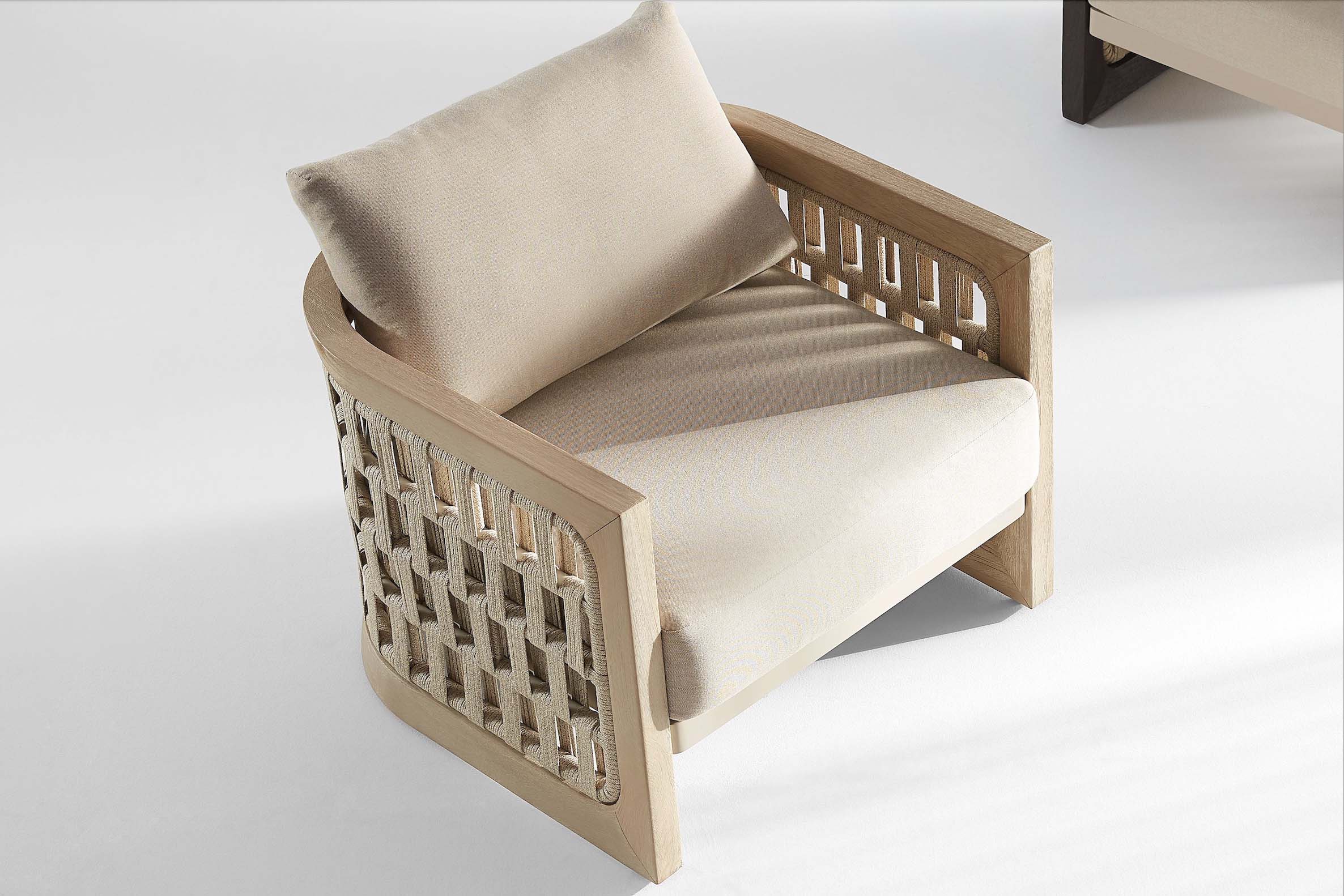 Fauteuil luxe en teck FSC avec structure en corde tressée, coussins déhoussables en fibre acrylique déperlante beige, design .