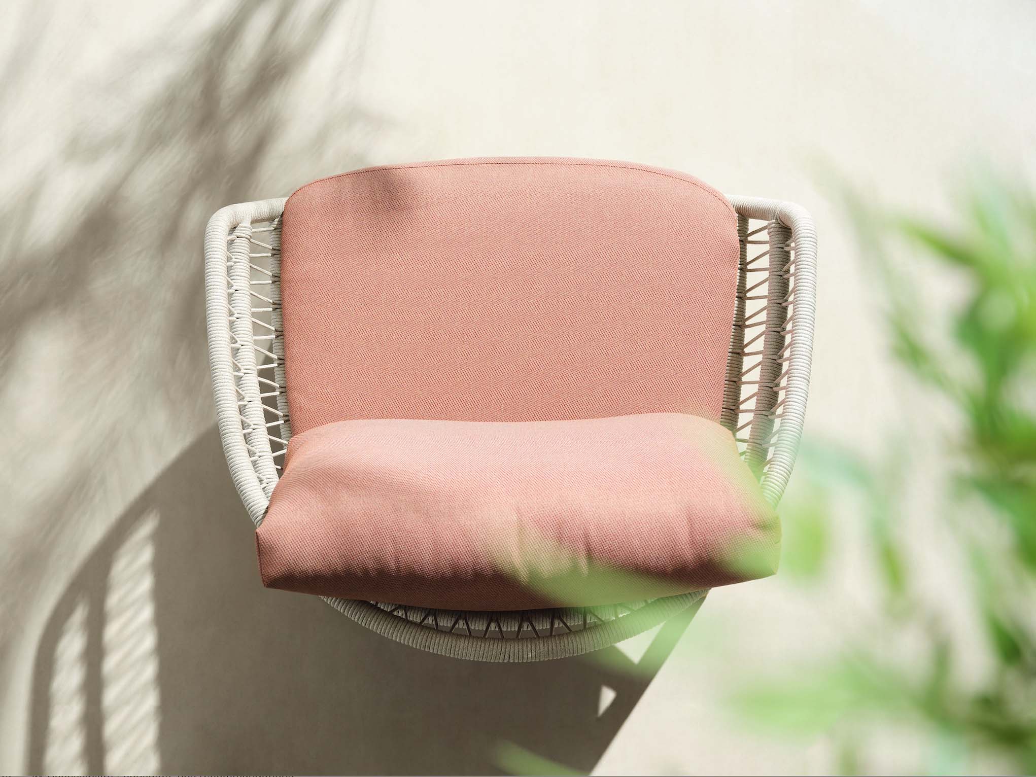 Chaise de jardin 5 places en teck FSC avec dossier en corde tressée et coussin déhoussable rose déperlant, design.