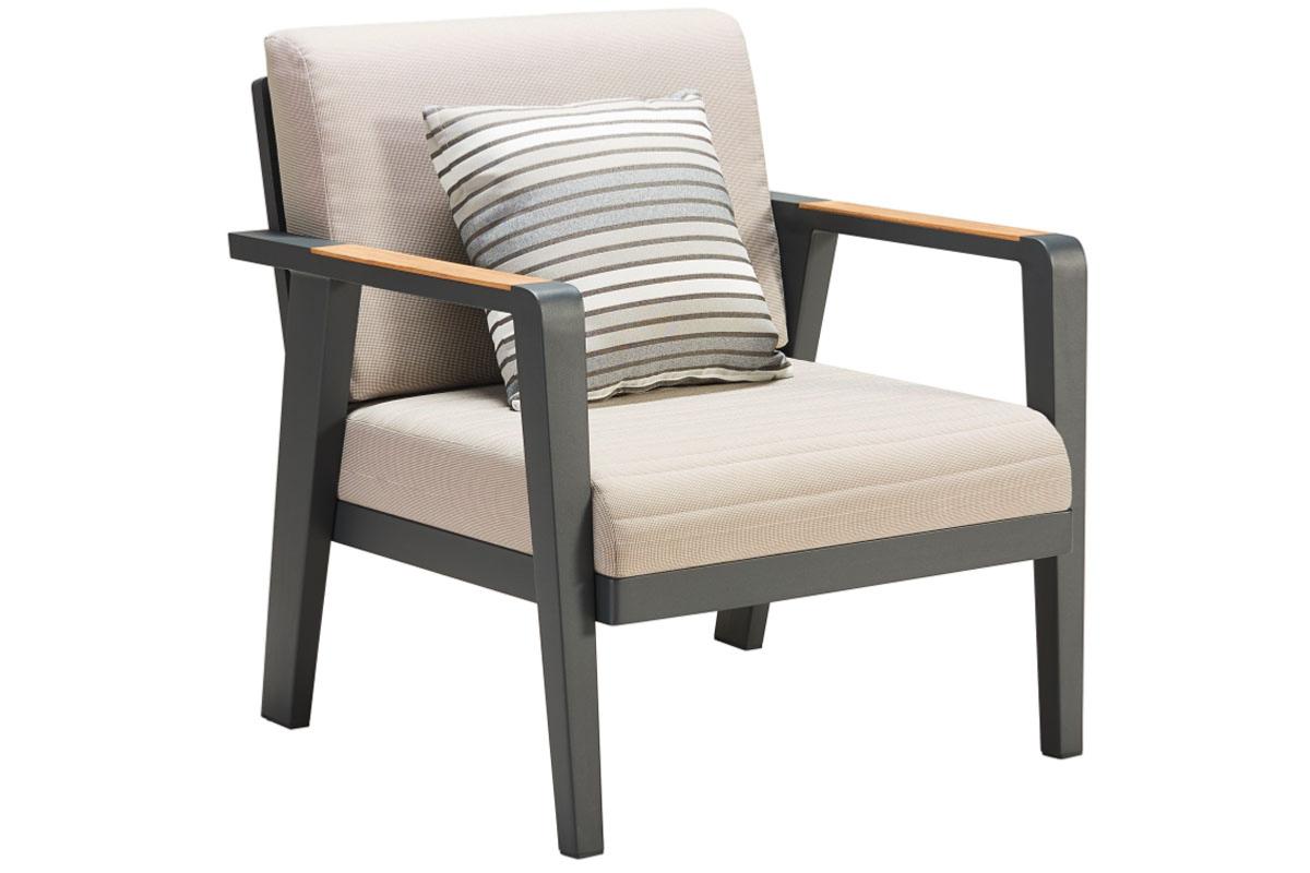 Fauteuil de salon en aluminium haut de gamme et teck FSC, coussins en tissu oléfine beige, housse déperlante et déhoussable.