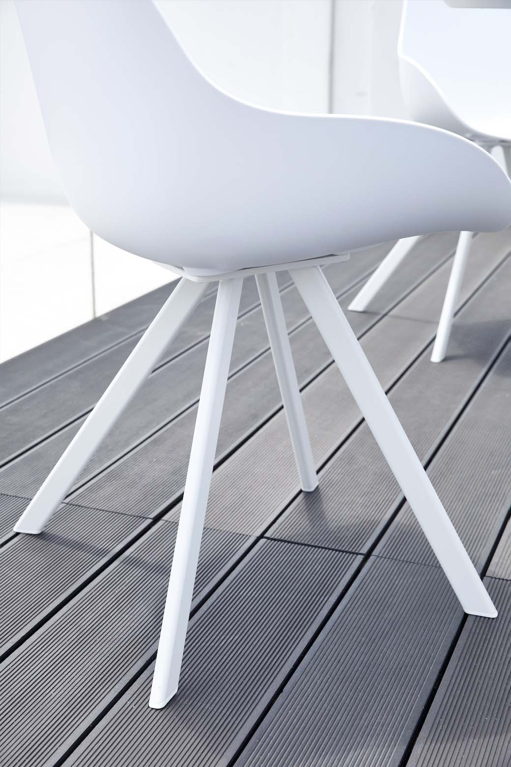 Chaise de jardin blanche empilable en aluminium haut de gamme avec peinture époxy, design scandinave élégant.