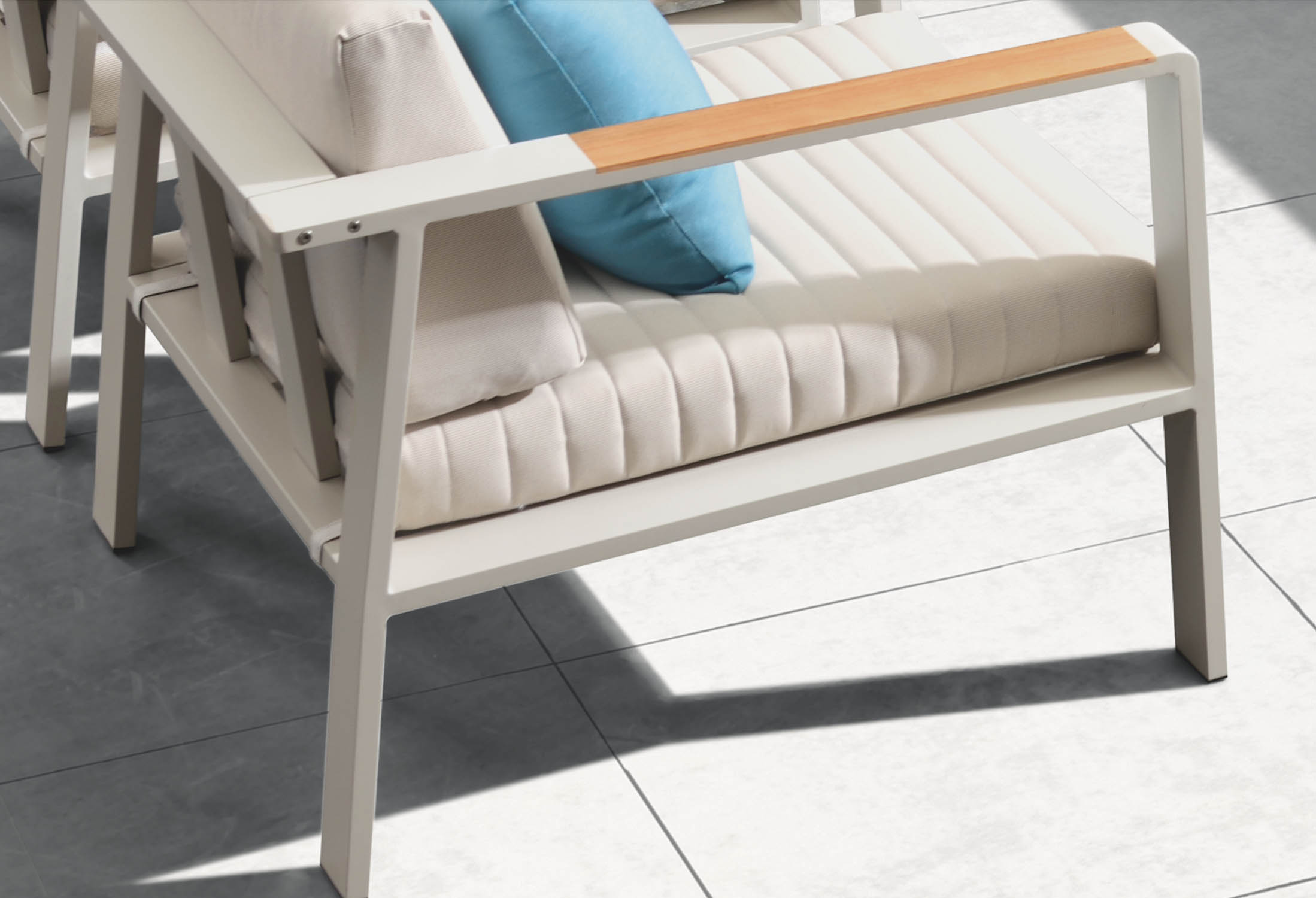 Salon de jardin moderne en aluminium haut de gamme et teck FSC, coussins en tissu oléfine beige avec housse déperlante.