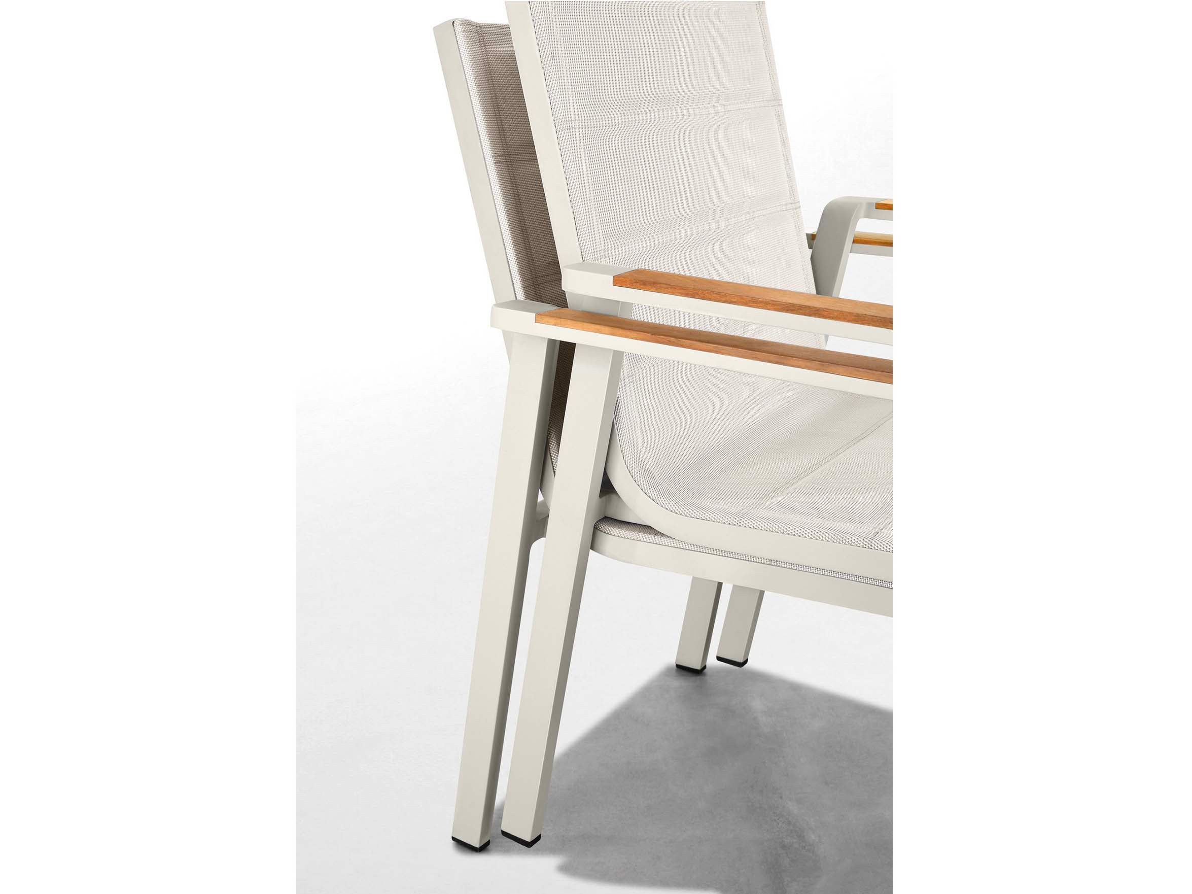 Chaise de luxe en aluminium haut de gamme avec accoudoirs en teck FSC, assise en tissu oléfine beige, housse déperlante.