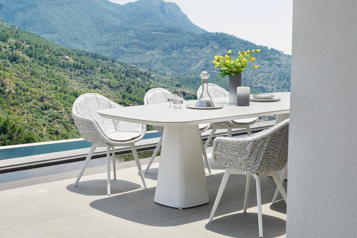 Fauteuils repas extérieur en aluminium haut de gamme laqué peinture époxy blanc avec résine tressée et coussins, design luxe.