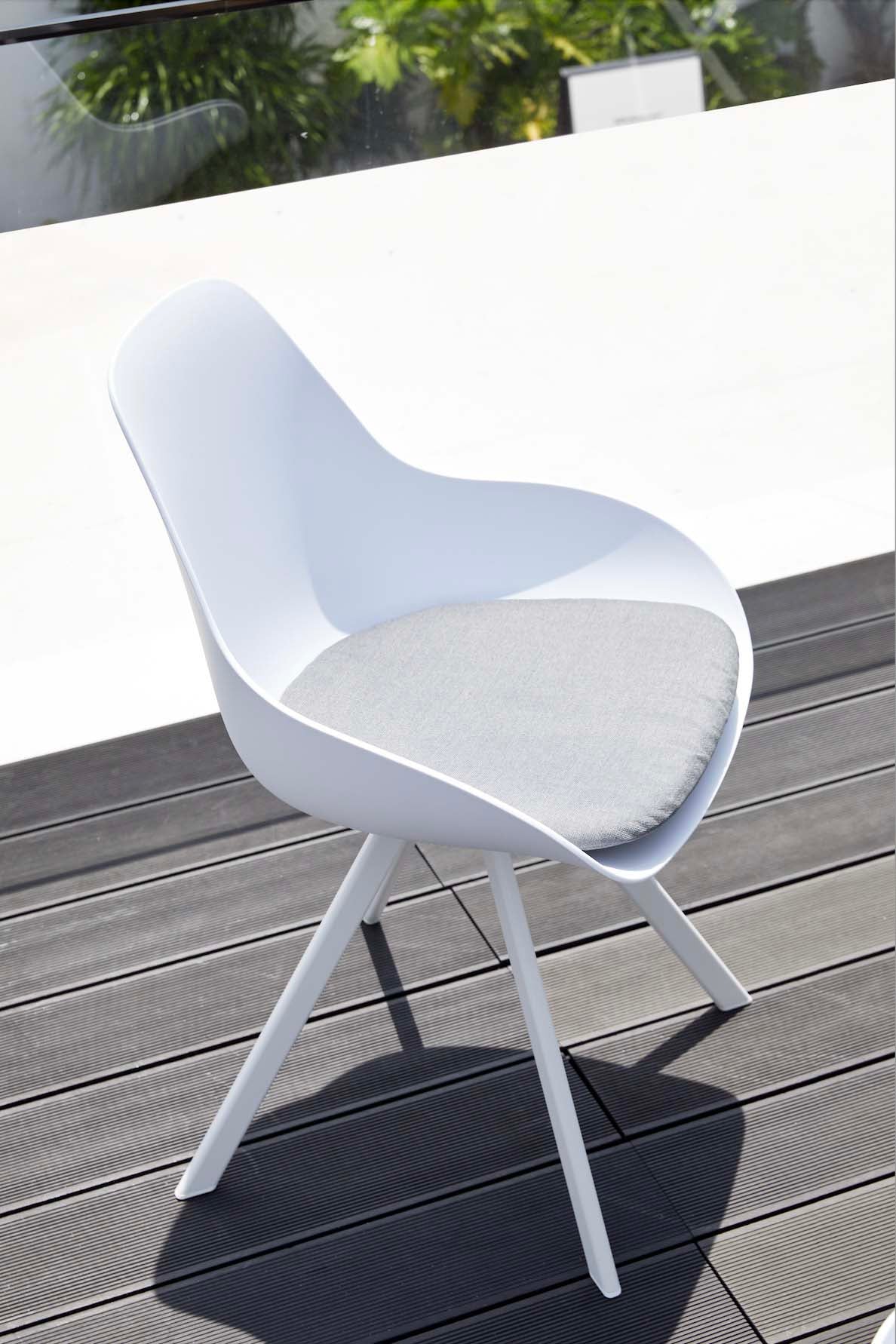 Chaise de jardin blanche empilable en aluminium haut de gamme avec siège en polyéthylène, coussin gris, finition peinture.