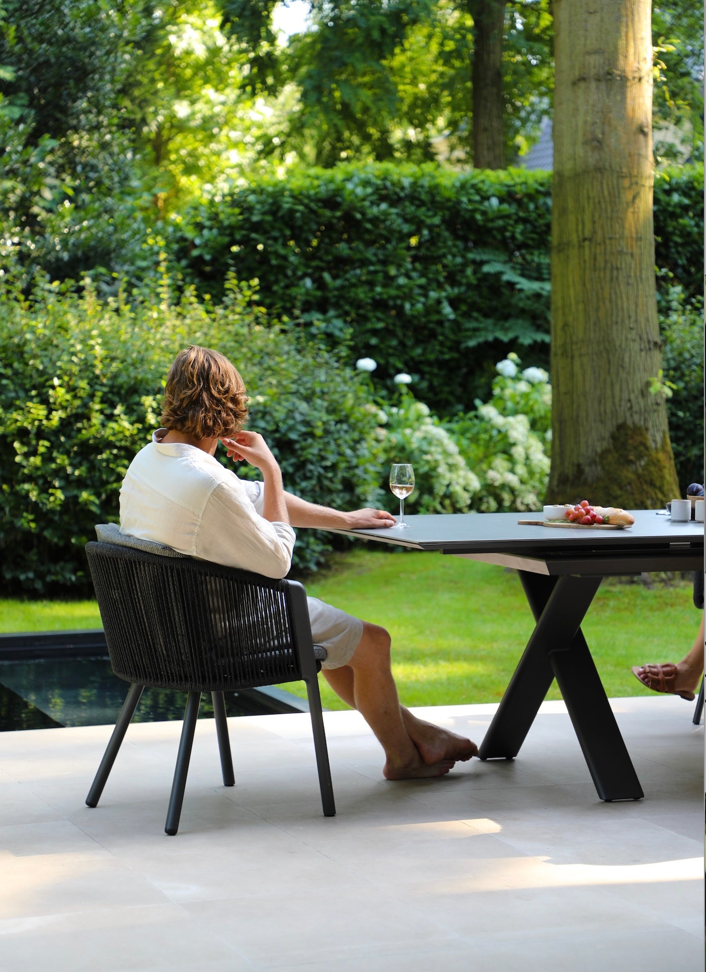 Table extensible en aluminium haut de gamme inoxydable avec grand plateau en céramique noir, design élégant et durable.