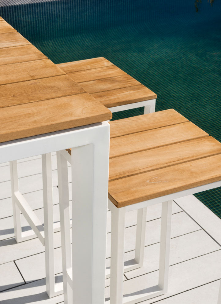Bar de jardin en aluminium haut de gamme blanc et teck FSC luxe, design épuré aux lignes méditerranéennes, assises avec.