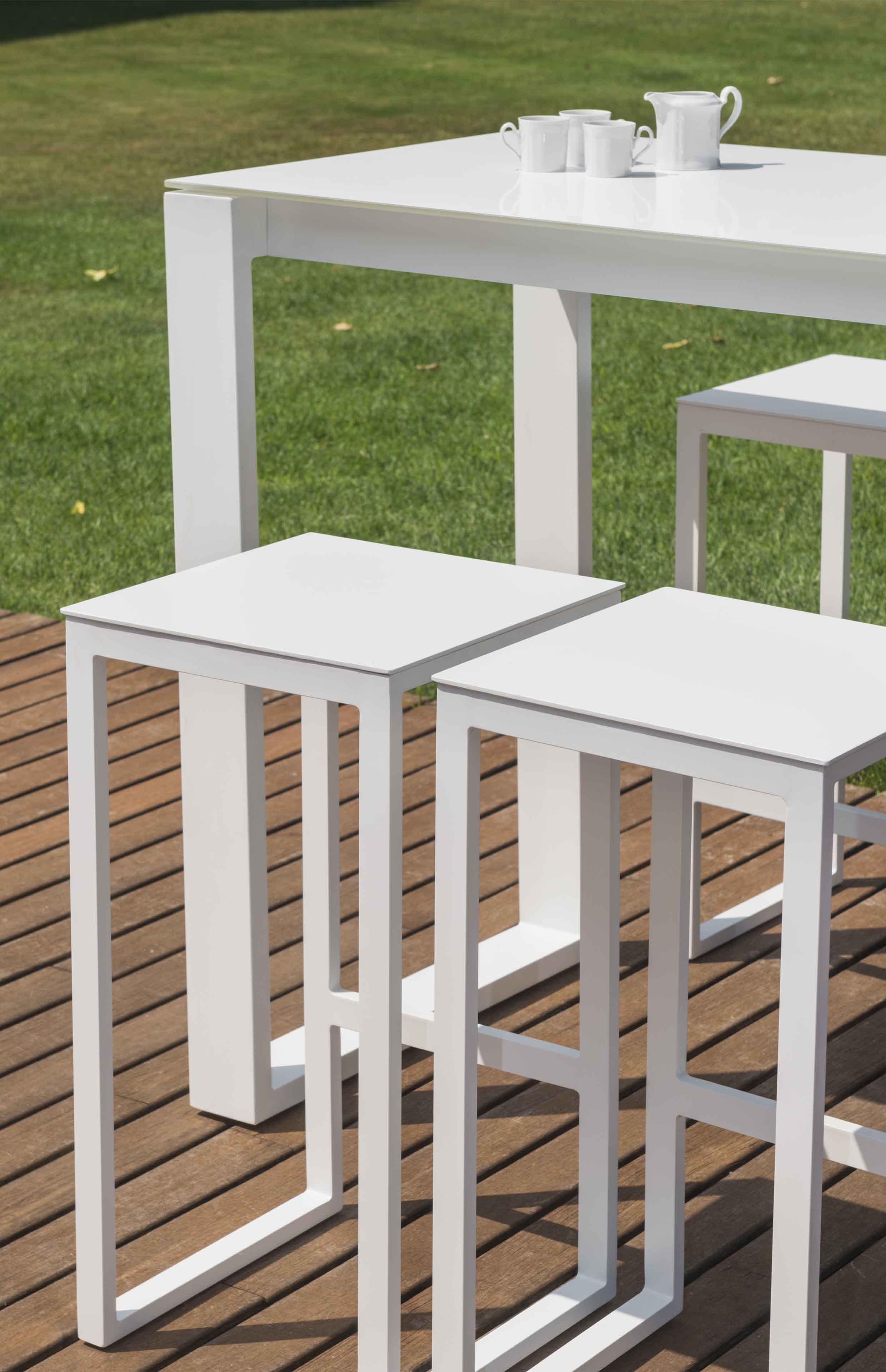 Ensemble table bar blanc en aluminium haut de gamme avec six tabourets au design épuré, plateau en teck FSC, housses.