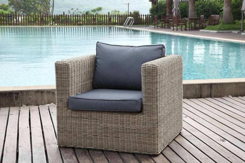 Fauteuil en résine tressée ronde beige au design rustique, coussins gris déhoussables et déperlants, élégance.