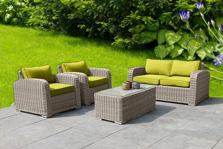 Salon de jardin cosy avec structure aluminium inoxydable et résine tressée ronde beige galet, coussins en tissu déperlant et déhoussable.