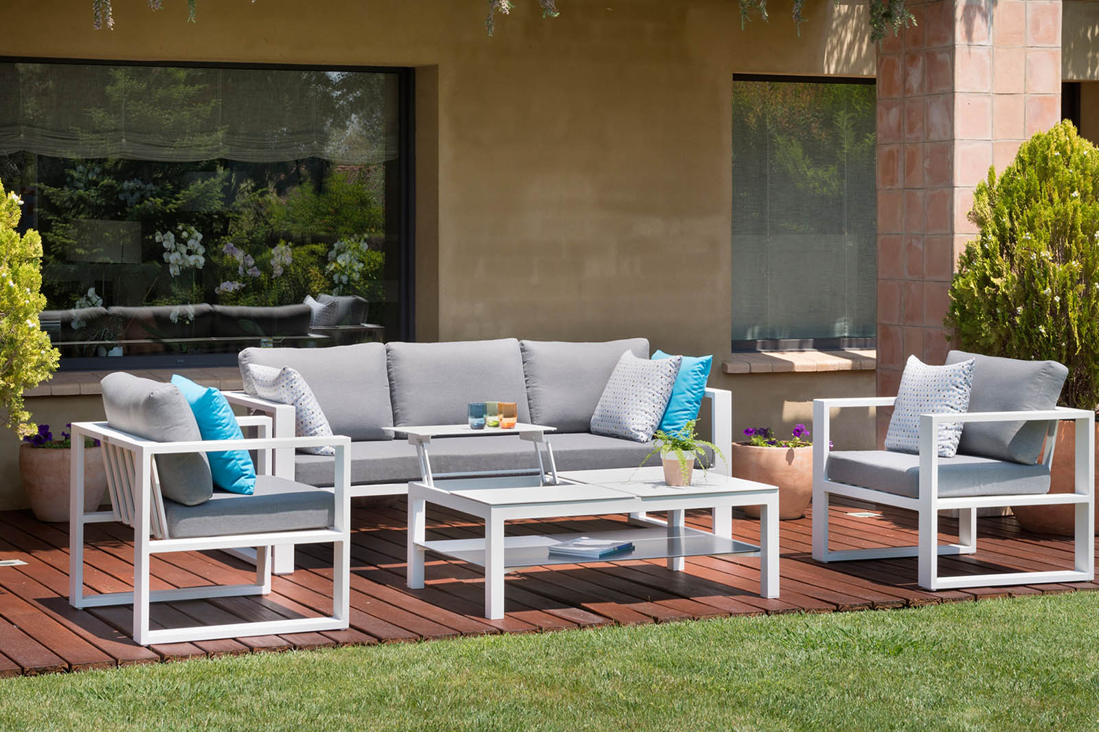 Salon de jardin modulable cinq places en aluminium blanc haut de gamme avec coussins gris clair, design élégant.