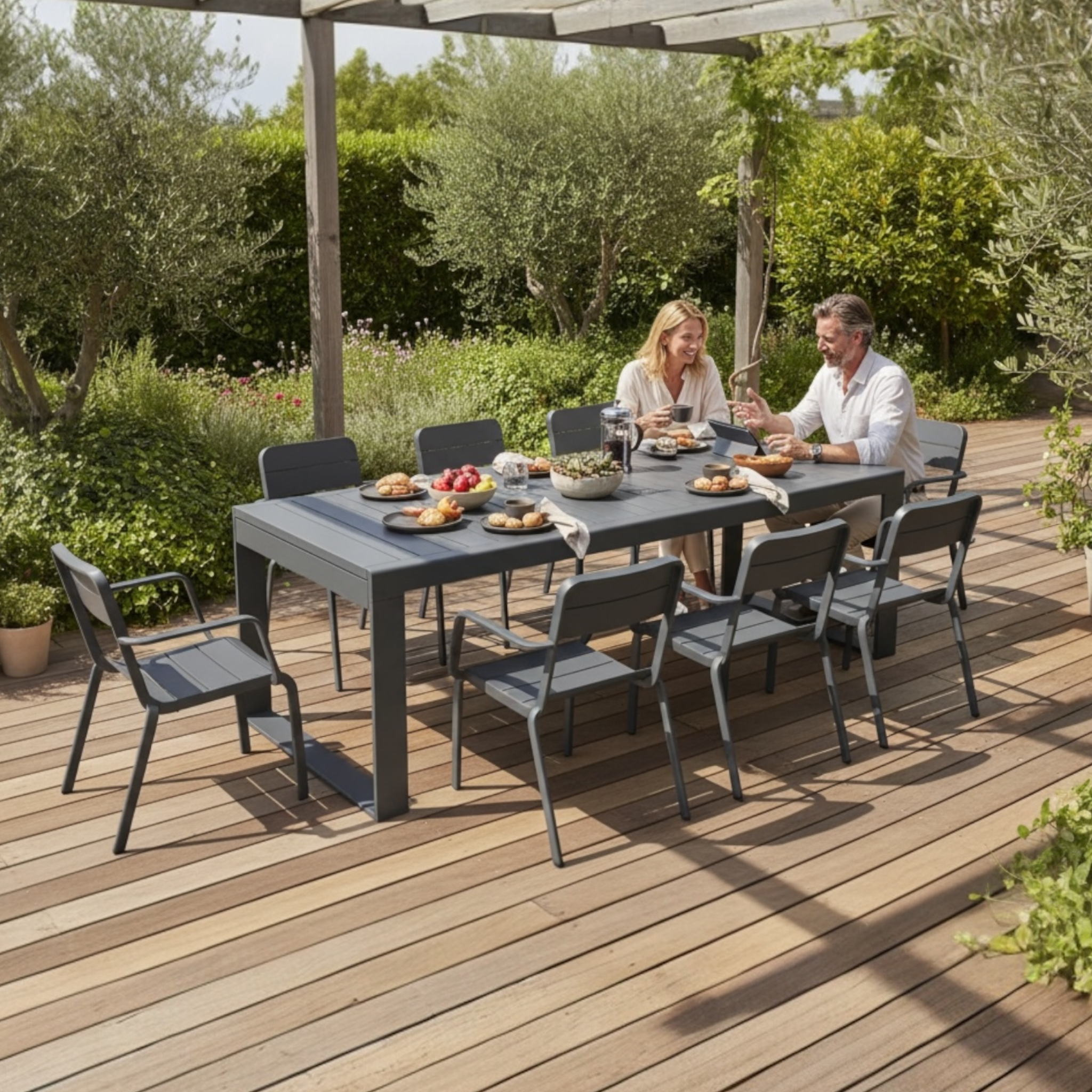 Table à manger extensible en aluminium thermolaqué noir haute qualité, grand espace pour huit personnes, design contemporain.