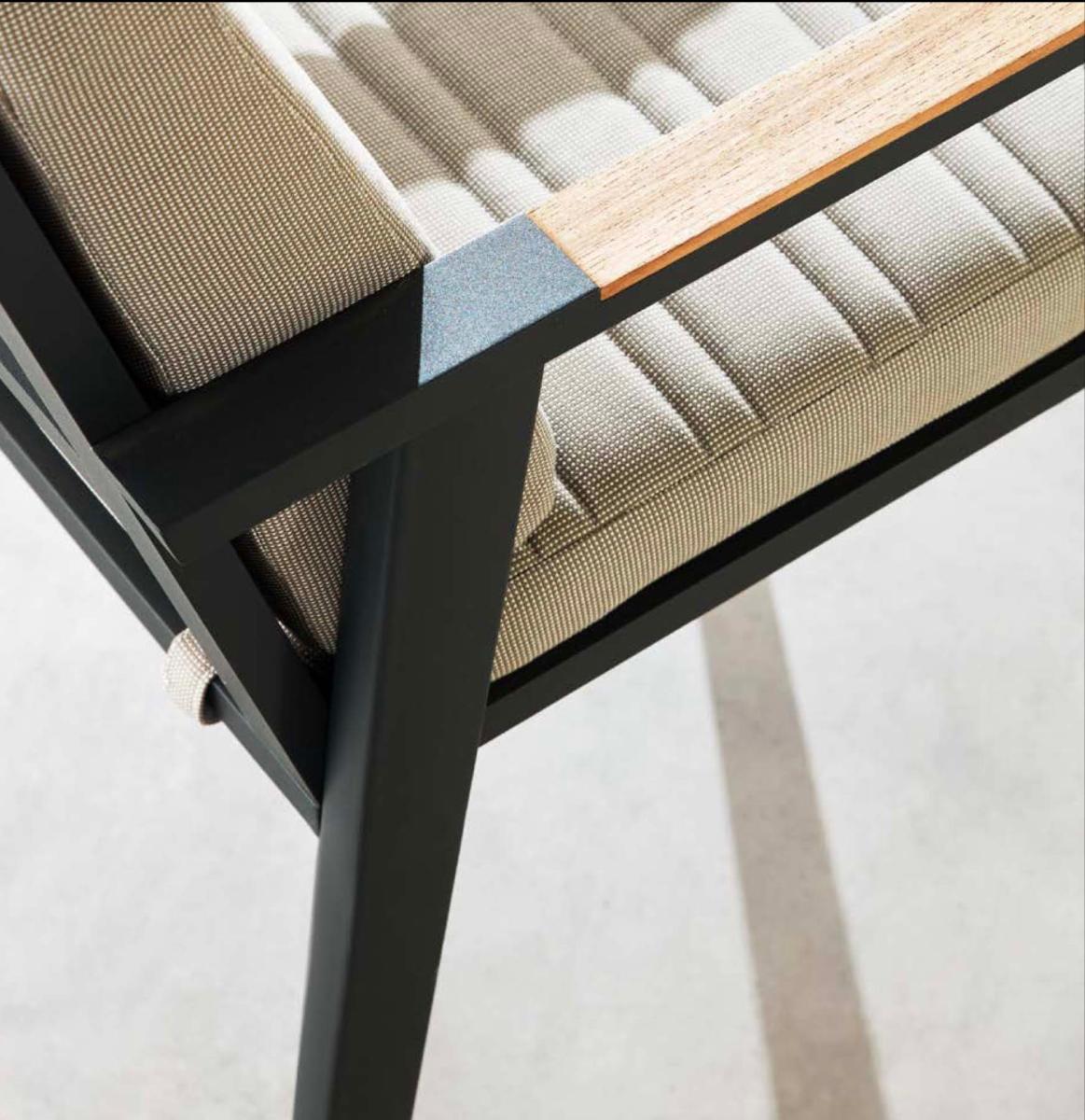 Détail d’assise en aluminium haut de gamme noir mat avec coussin en tissu oléfine beige, housse déperlante et déhoussable.