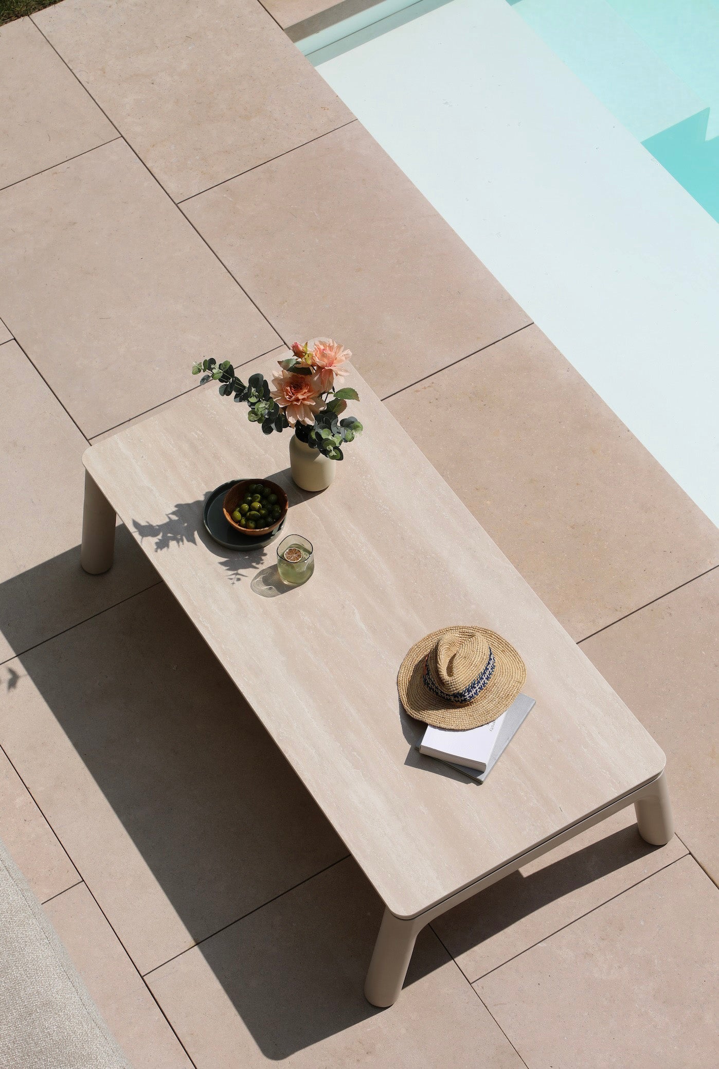 Table basse modulable de salon de jardin en aluminium inoxydable et céramique luxe, avec surface lisse et design épuré.