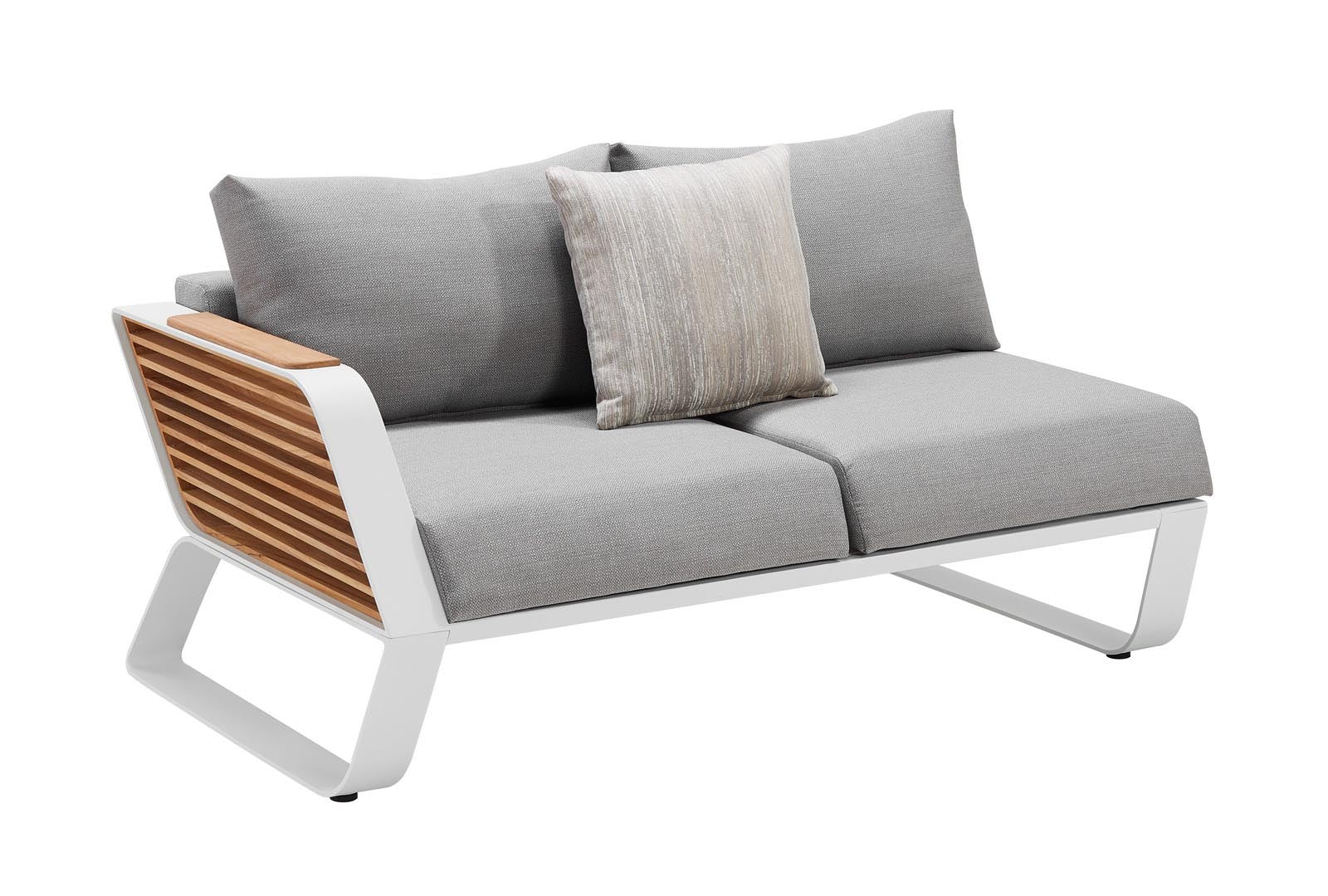 Canapé d'angle haut de gamme en aluminium blanc léger et teck FSC, coussins gris doux, design méditerranéen luxueux signé.