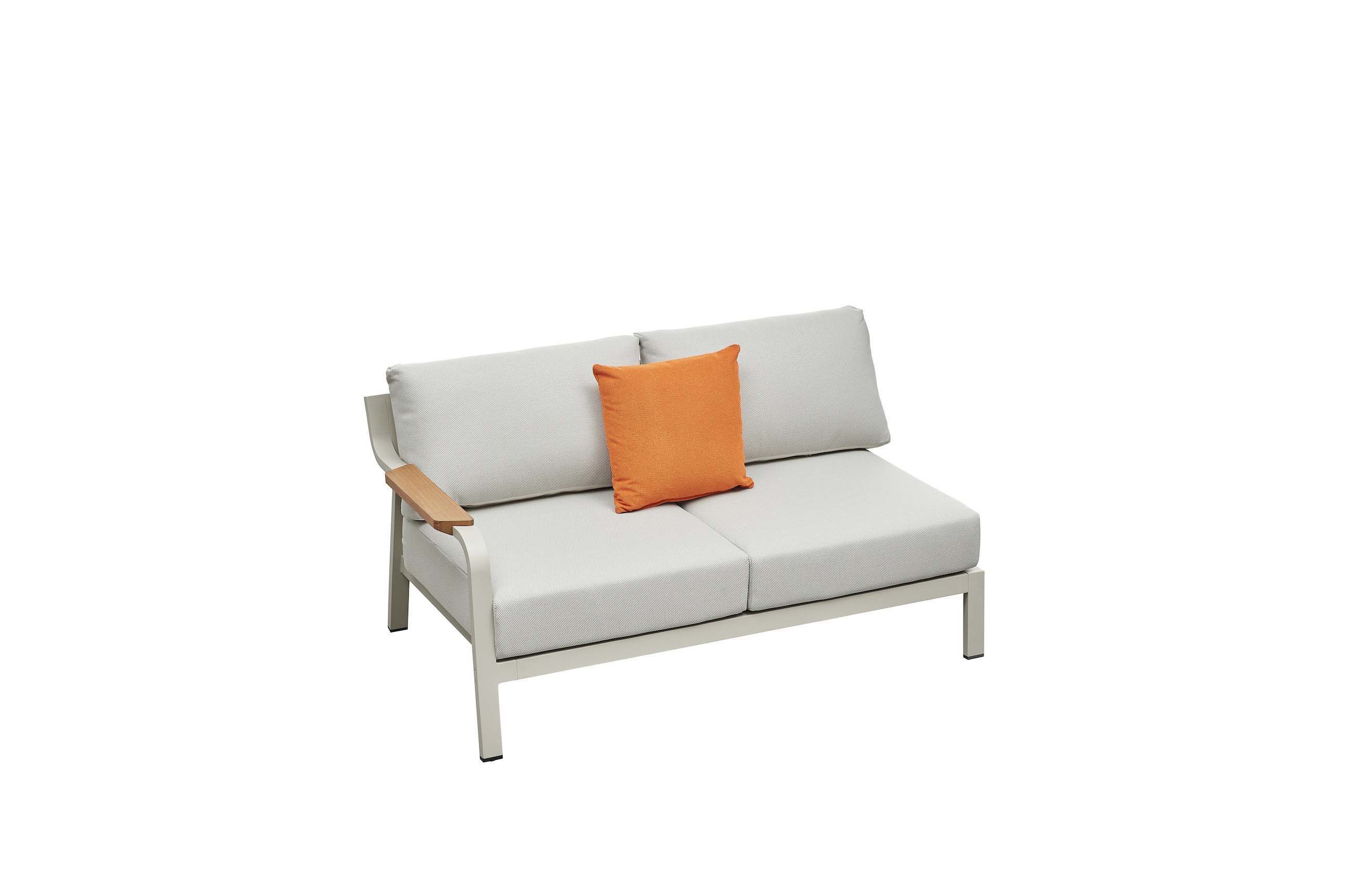 Canapé d'angle 2 places en aluminium gris clair avec accoudoirs en teck FSC, coussins épais beige, coussin décoratif orange.