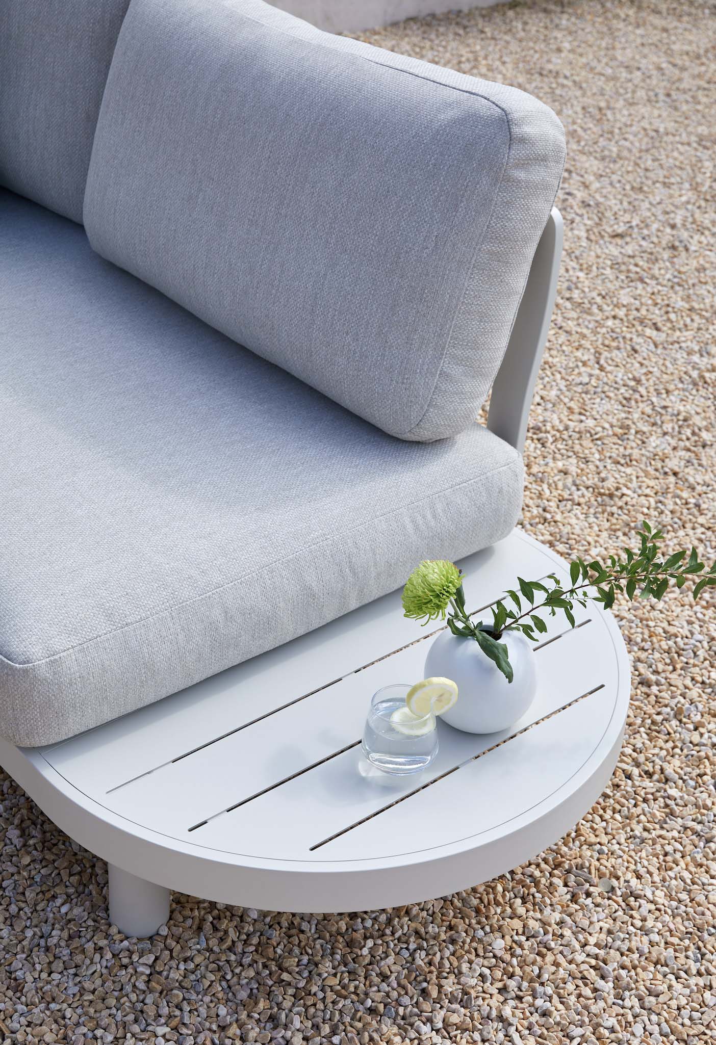 Salon de jardin d'angle en aluminium haut de gamme avec peinture epoxy blanche, coussins en tissu 100% oléfine gris clair.