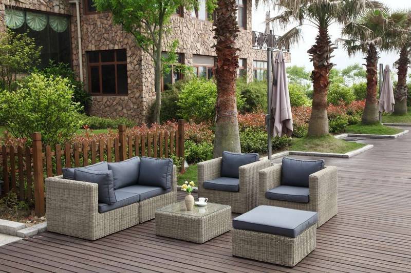 Salon de jardin en résine tressée ronde gris clair avec finition rustique, coussin déhoussable et déperlant, design méditerranéen.