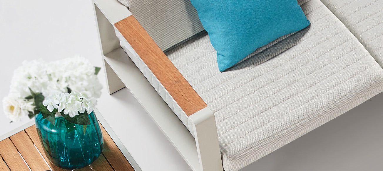 Salon de jardin 5 places en aluminium haut de gamme blanc et teck FSC, coussins en tissu oléfine bleu, design luxe.