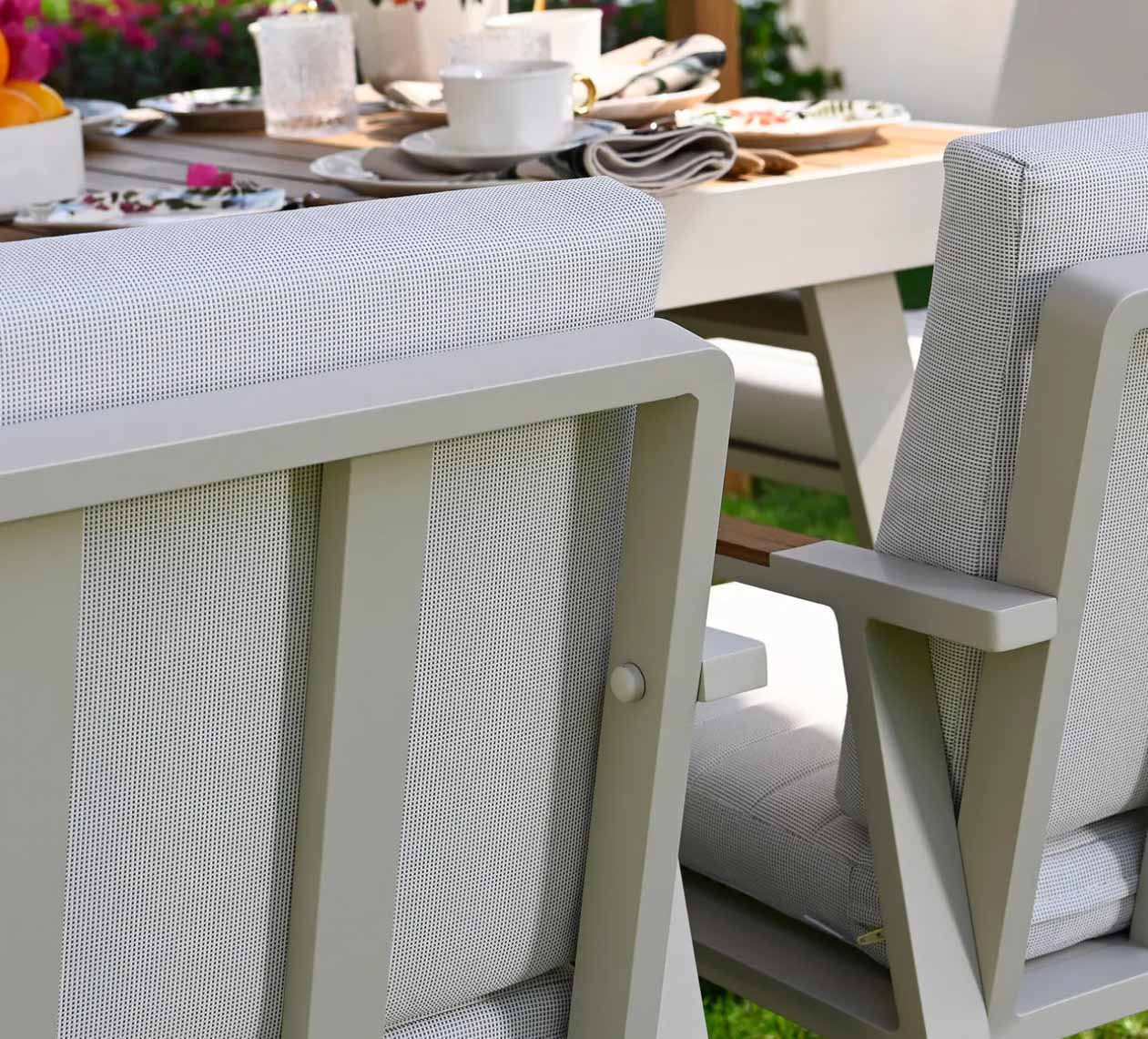 Chaises de jardin en aluminium haut de gamme finition grise avec coussins en tissu oléfine déperlant et déhoussable, design.