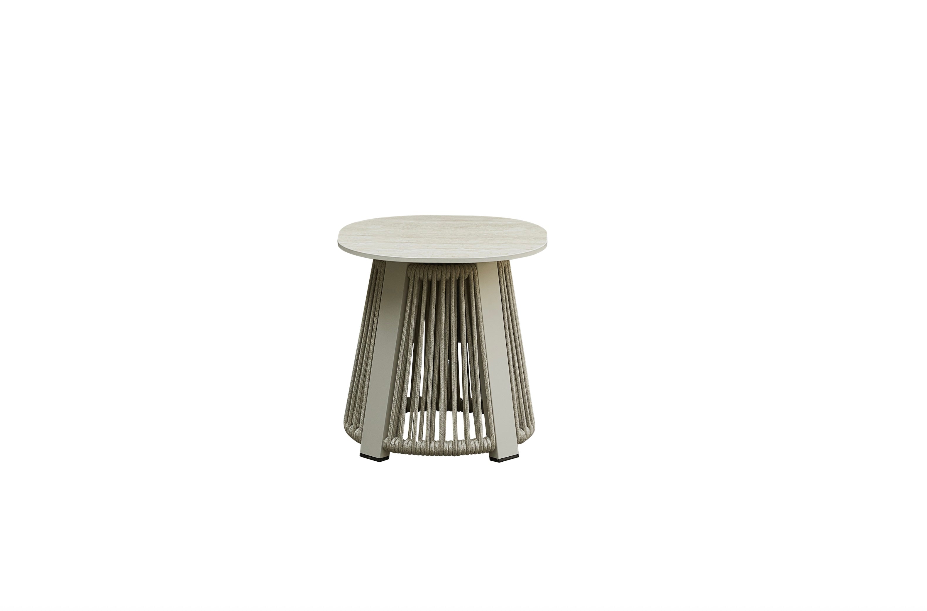Table d'appoint design italien en aluminium et corde, plateau céramique beige, style luxe méditerranéen, matériaux.