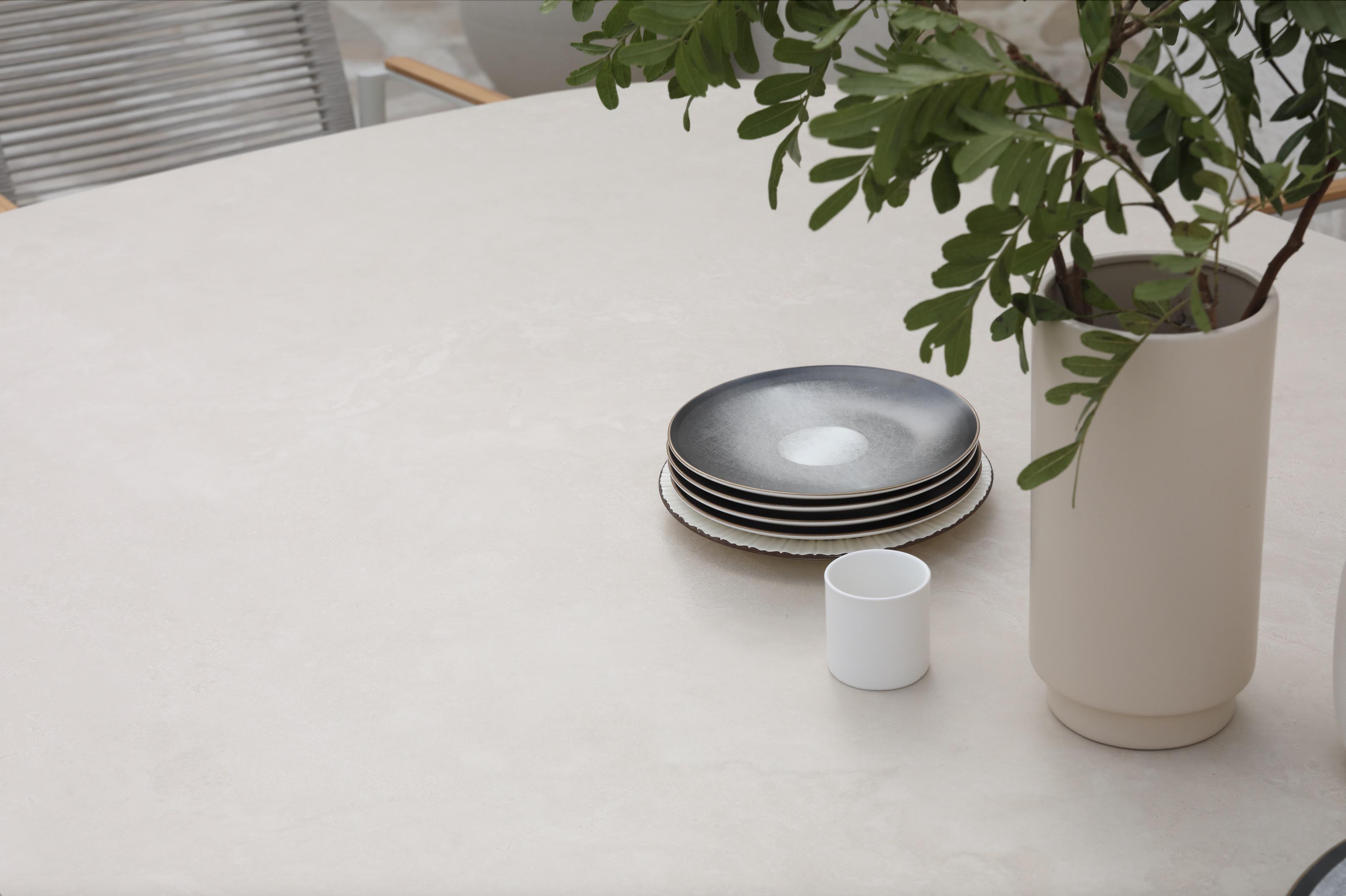 Plateau céramique beige de table repas jardin luxe avec aluminium haut de gamme inoxydable, grand espace et pied central.