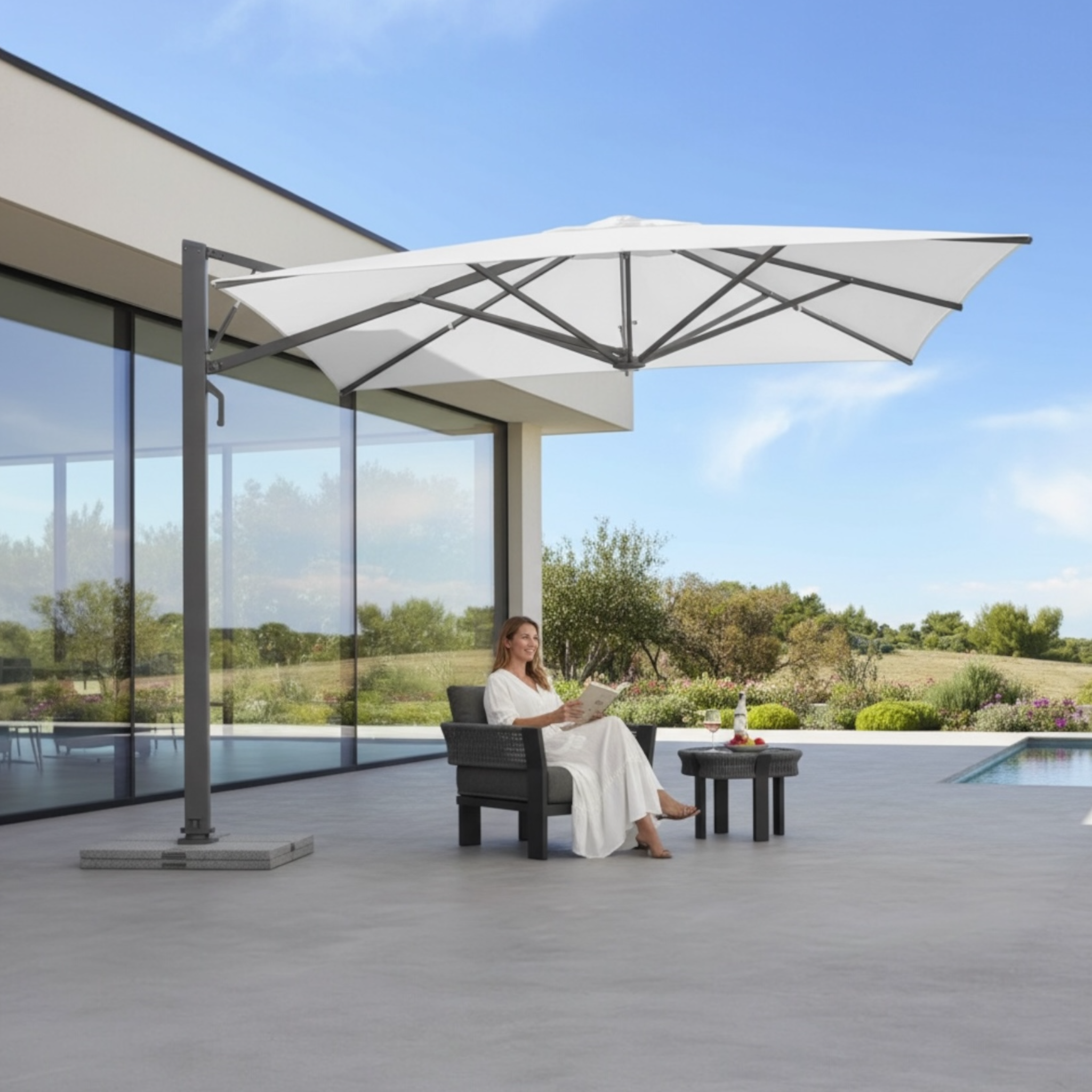Parasol mural déporté carré avec toile écrue et armature aluminium gris anthracite fixé en façade