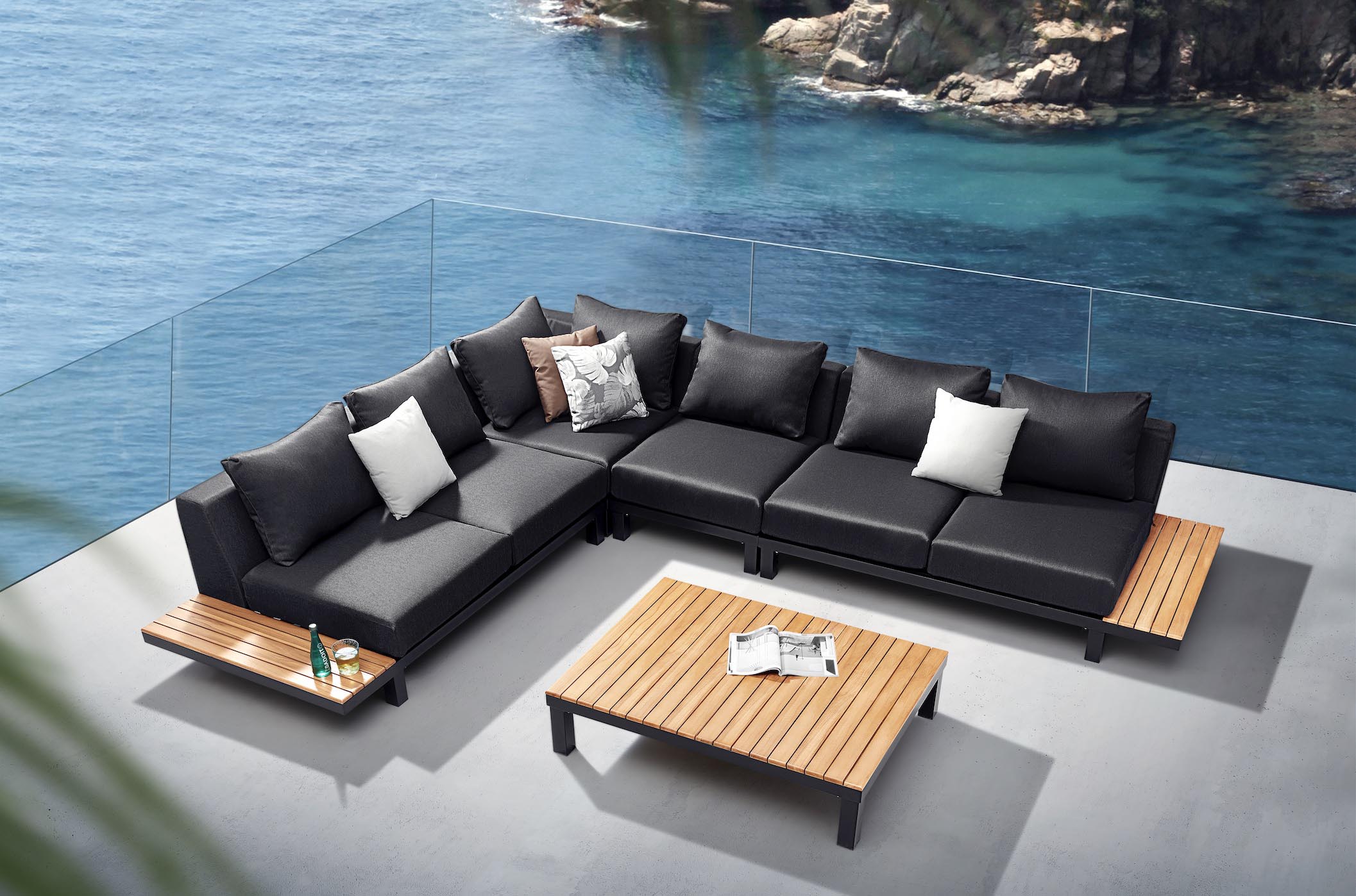 Salon de jardin d'angle en aluminium design noir avec accoudoirs en teck FSC, coussins en tissu Oléfine 100% polypropylène.